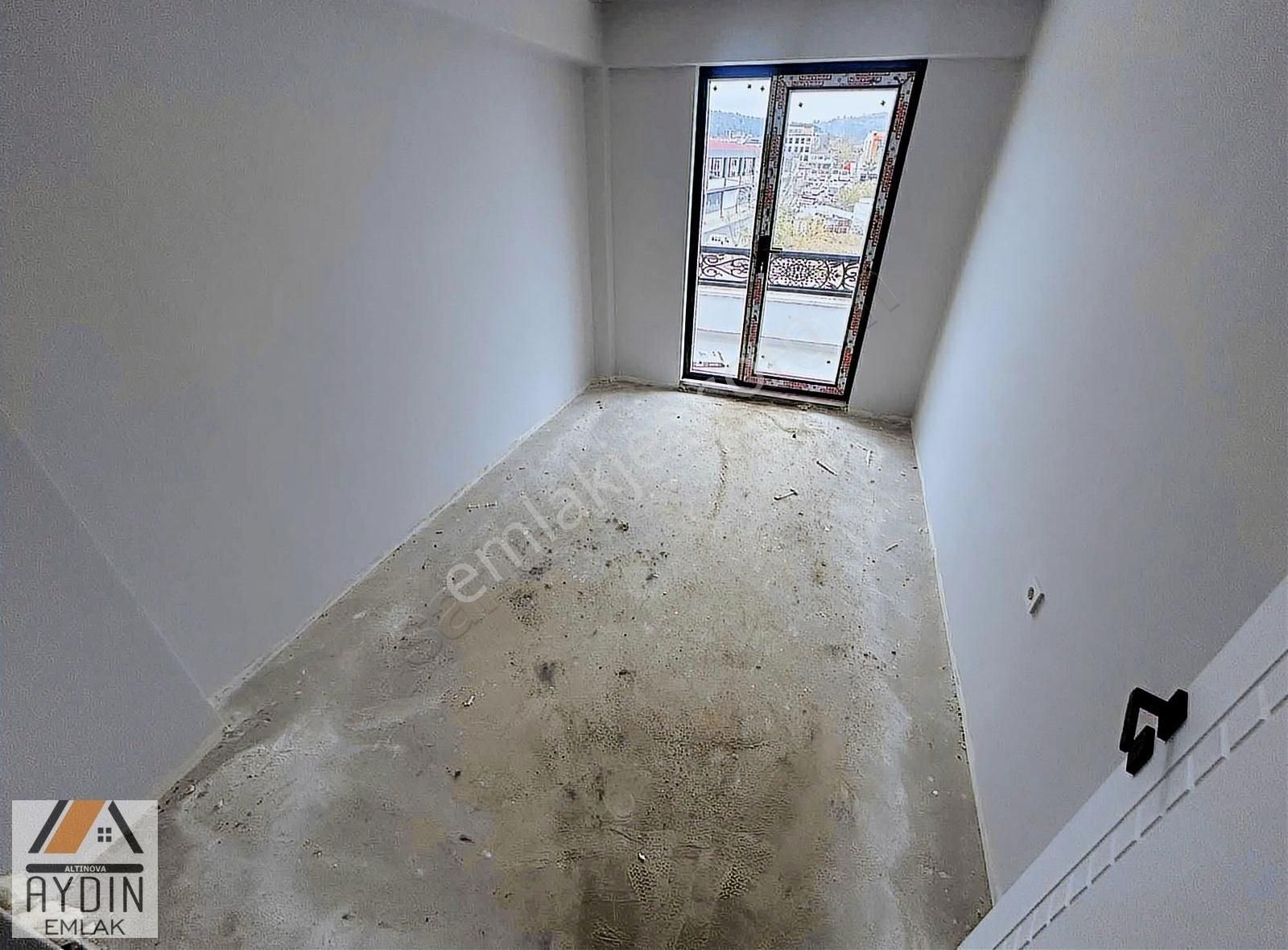 Altınova Merkezde Sıfır Site Projesinde 140 M2 Satılık Daireler