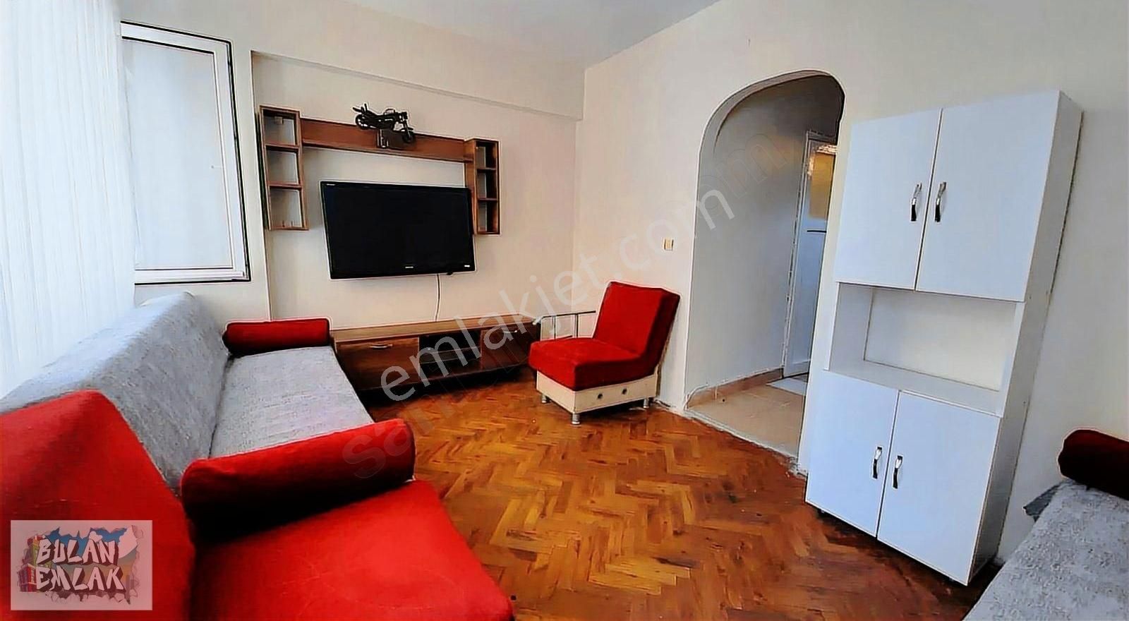 Bulan'dan Ortaköy'de Caddeye Çok Yakın Eşyalı Temiz 1+1 Daire