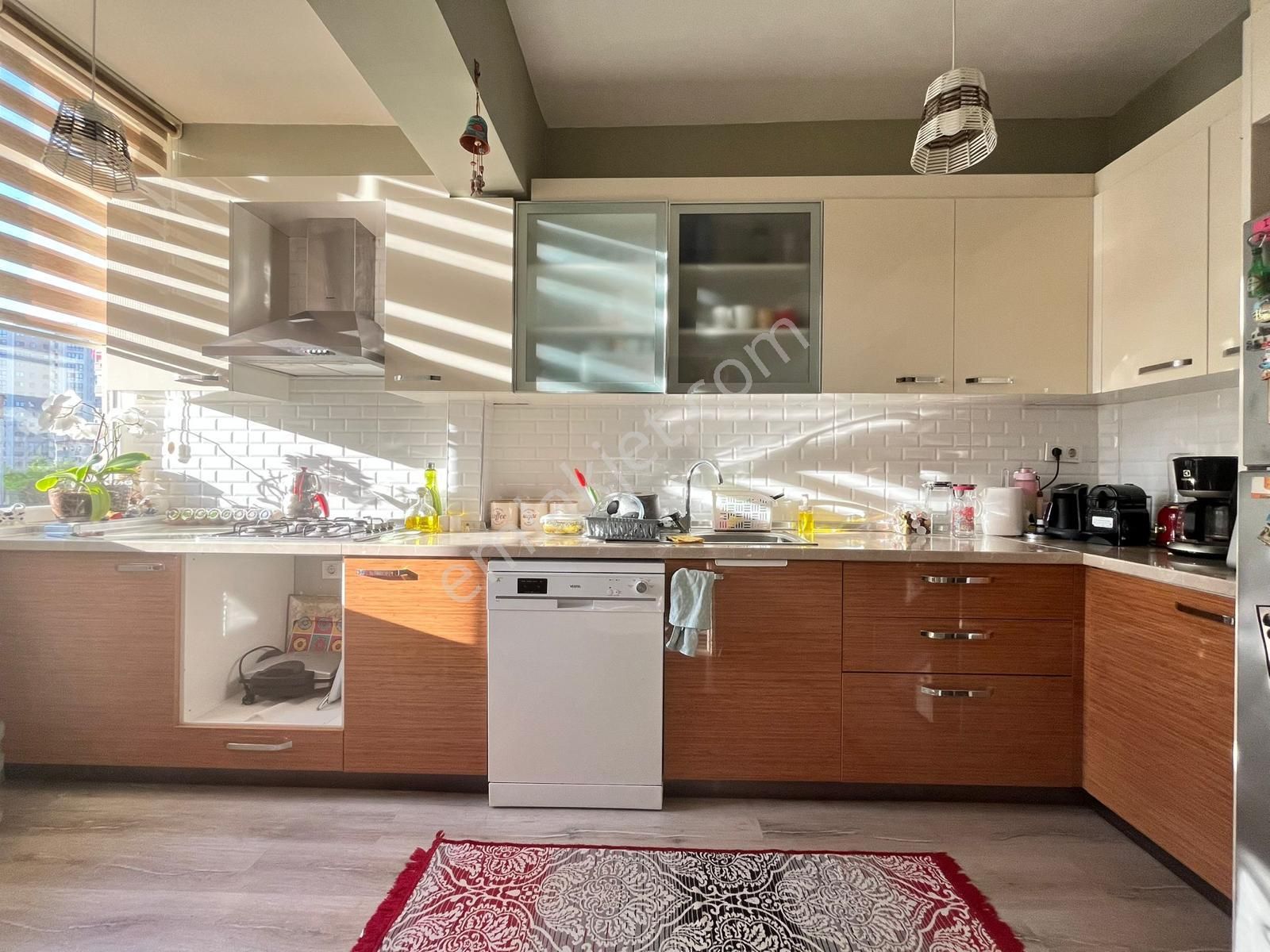 Kozyatağında Kozzy Avm Ve Minibüs Arası Geniş M2 Güney Cephe 3+1 Daire