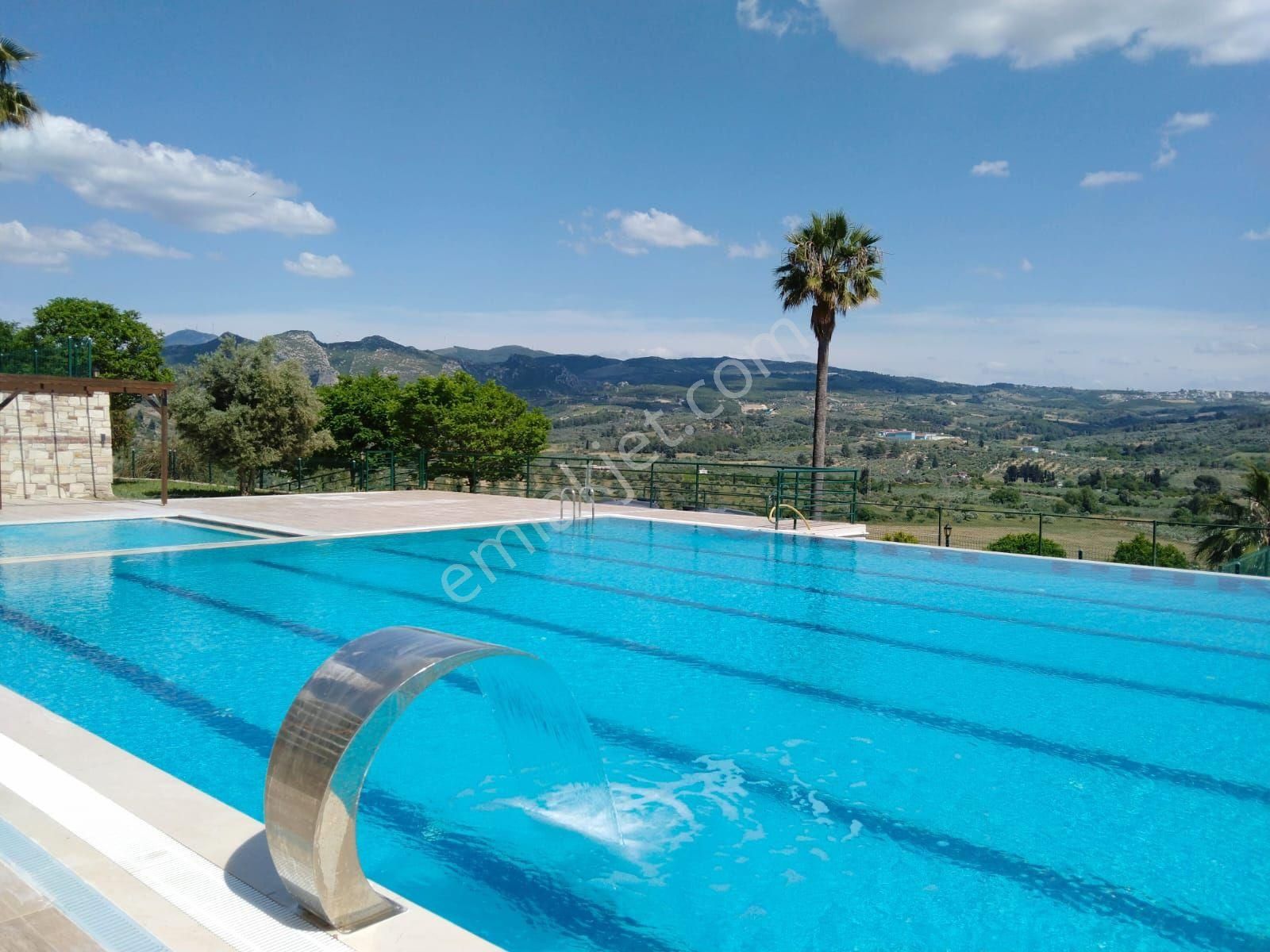 Kuşadası'nda Deniz Manzaralı Satılık 2+1 Daire