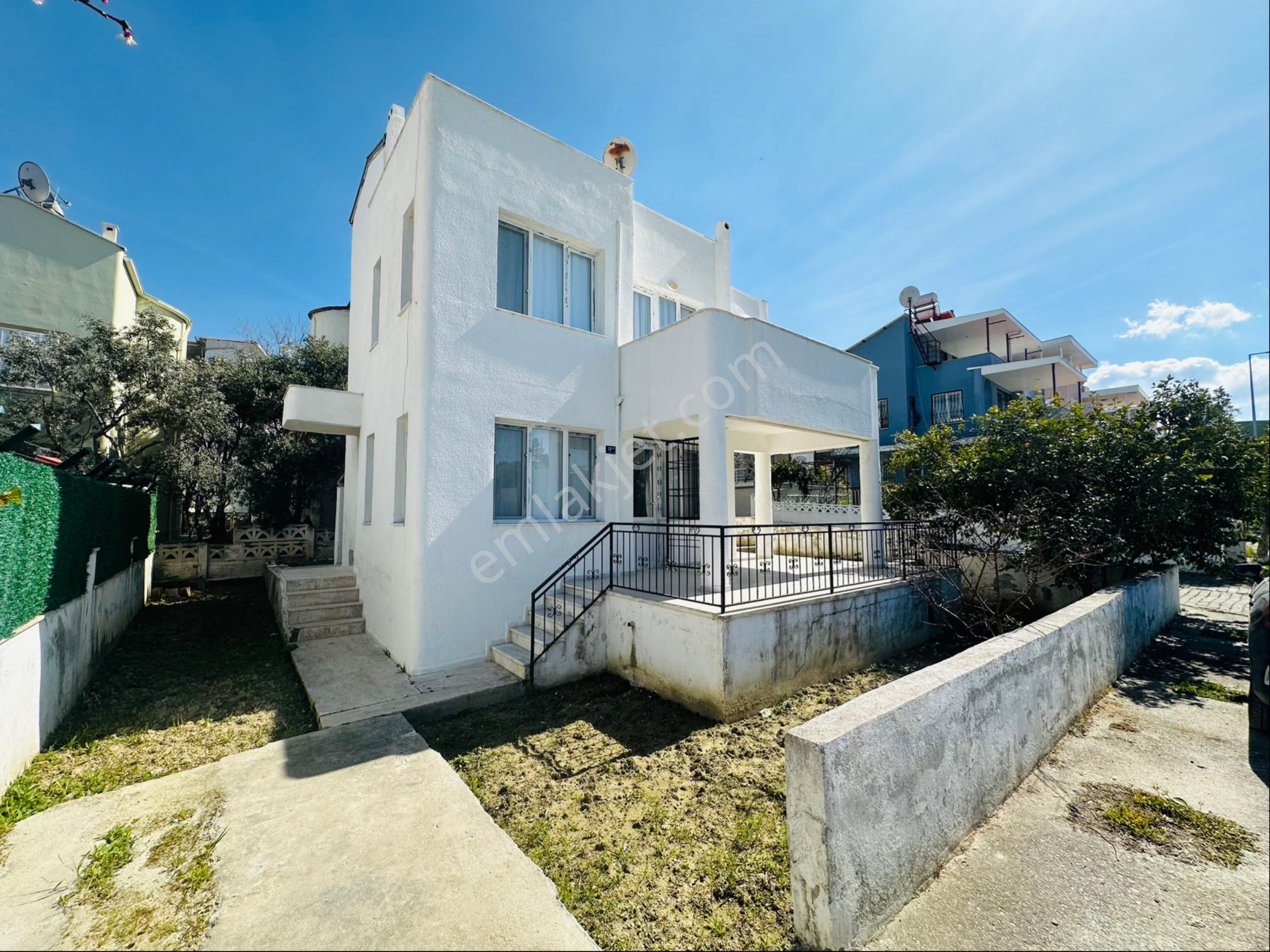 Soğucakta 4+1 Müstakil Deniz Manzaralı Köşe Konumlu Villa