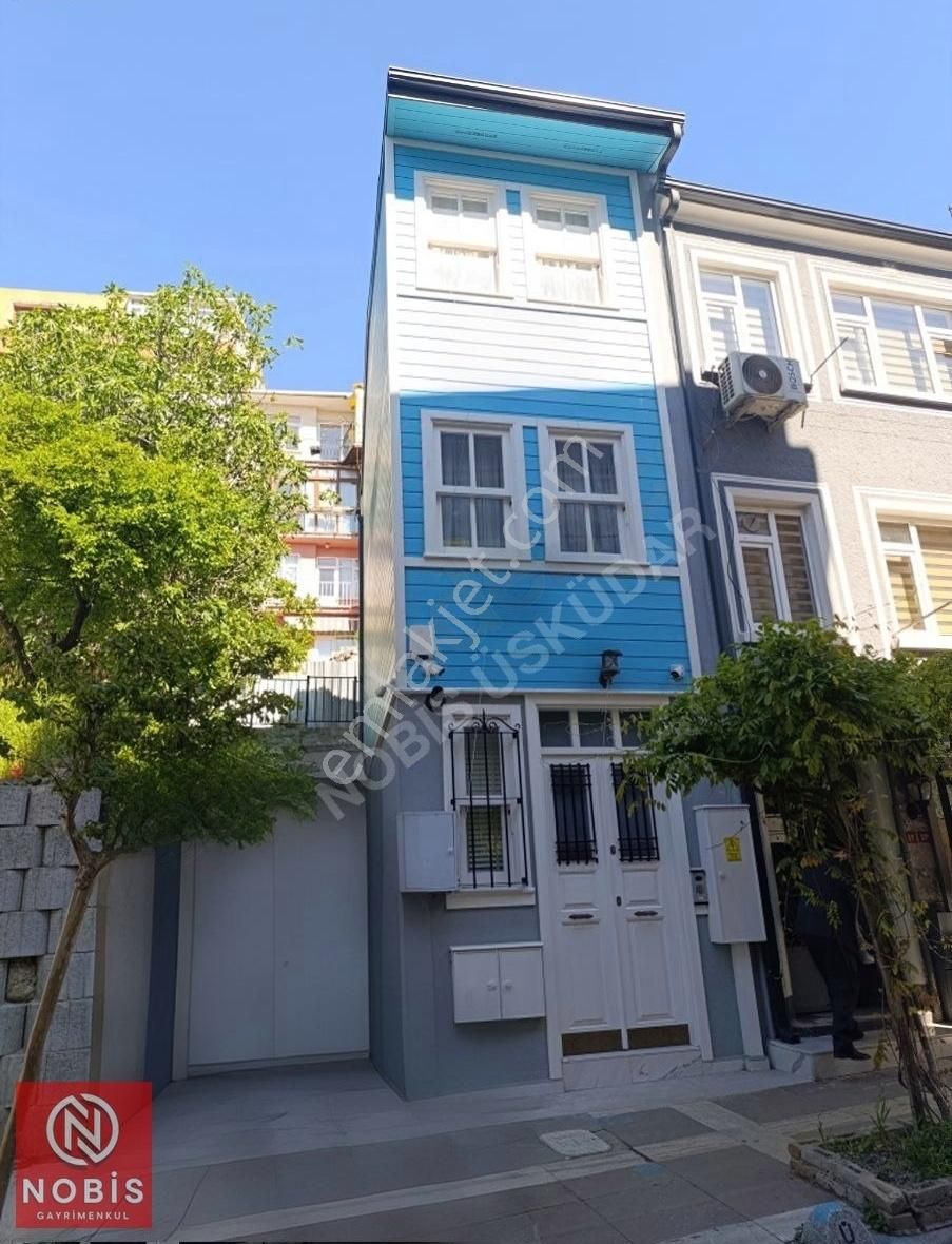 Üsküdar Merkez'de Emsaline Az Rastlanan Üç Katlı Satılık Köşk