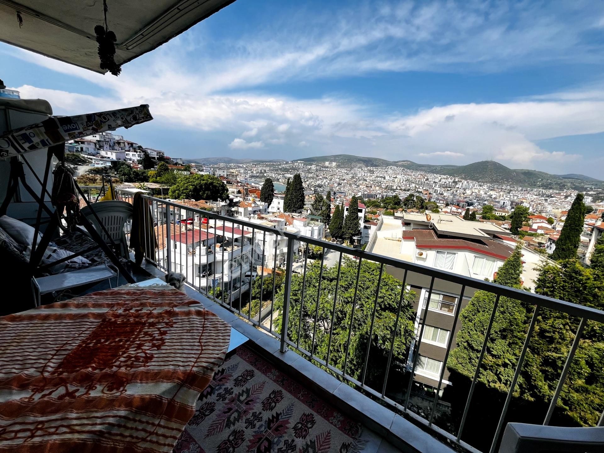 Kuşadası'nda Deniz Manzaralı Masrafsız Geniş 3+1 Daire