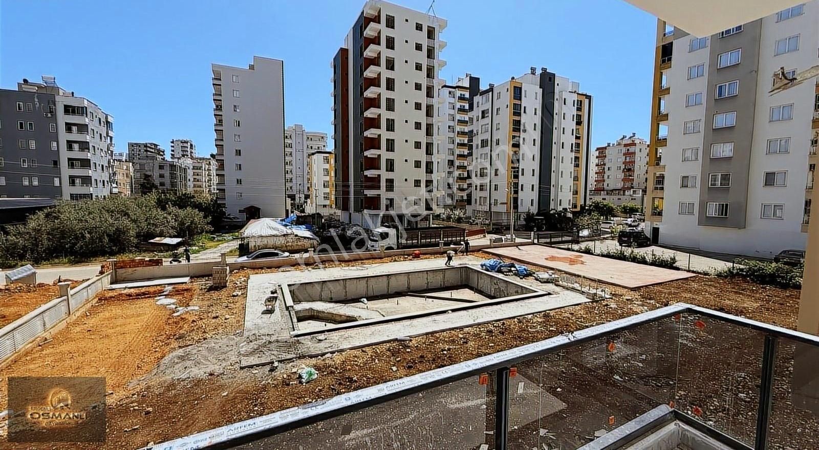 Erdemli Merkezde Havuzlu Lüks Site 1+1 Geniş Ve Ferah