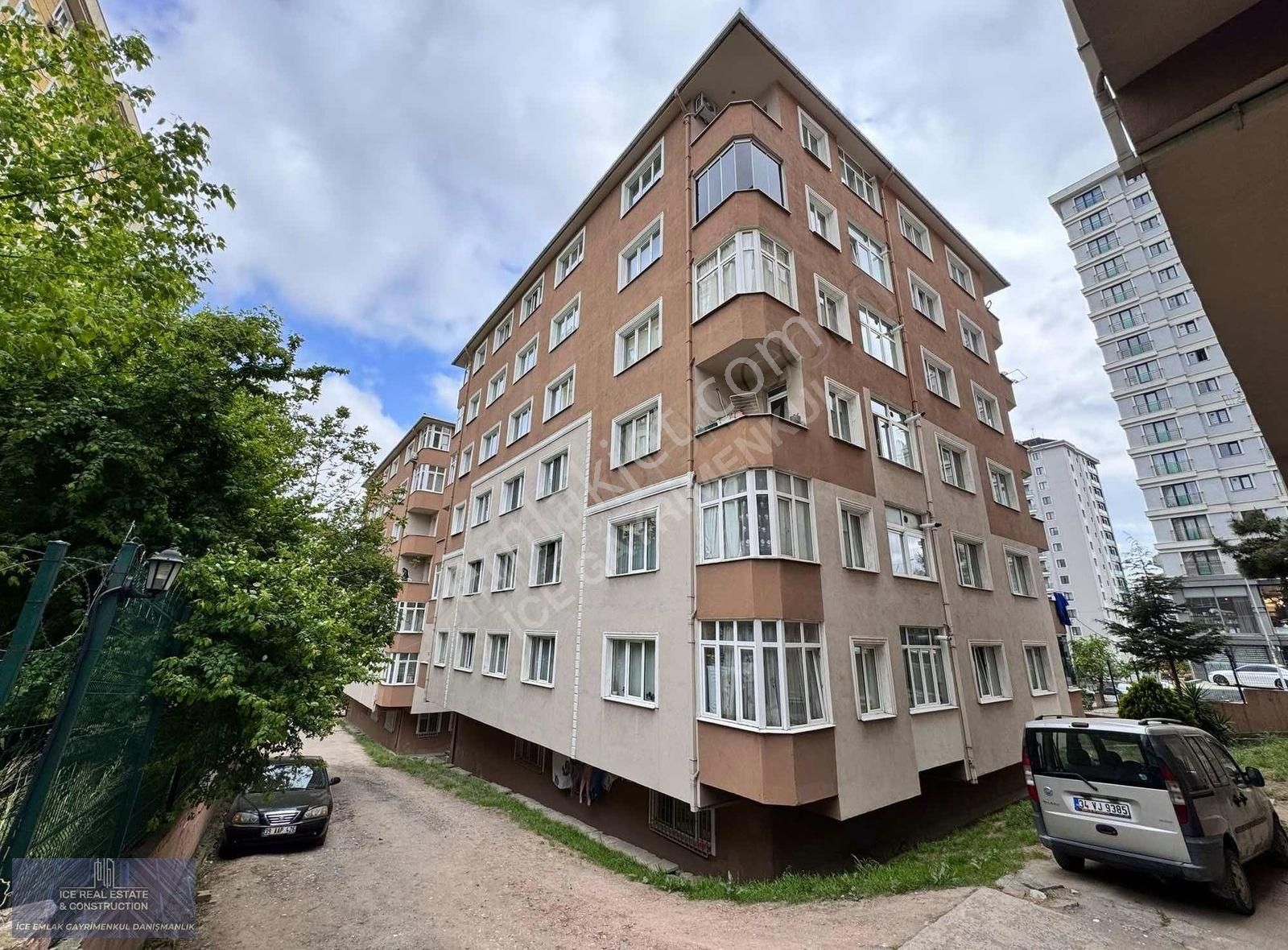 Hatboyu Caddesi Üzeri Site İçerisi 3+1 En Üst Kat Daire