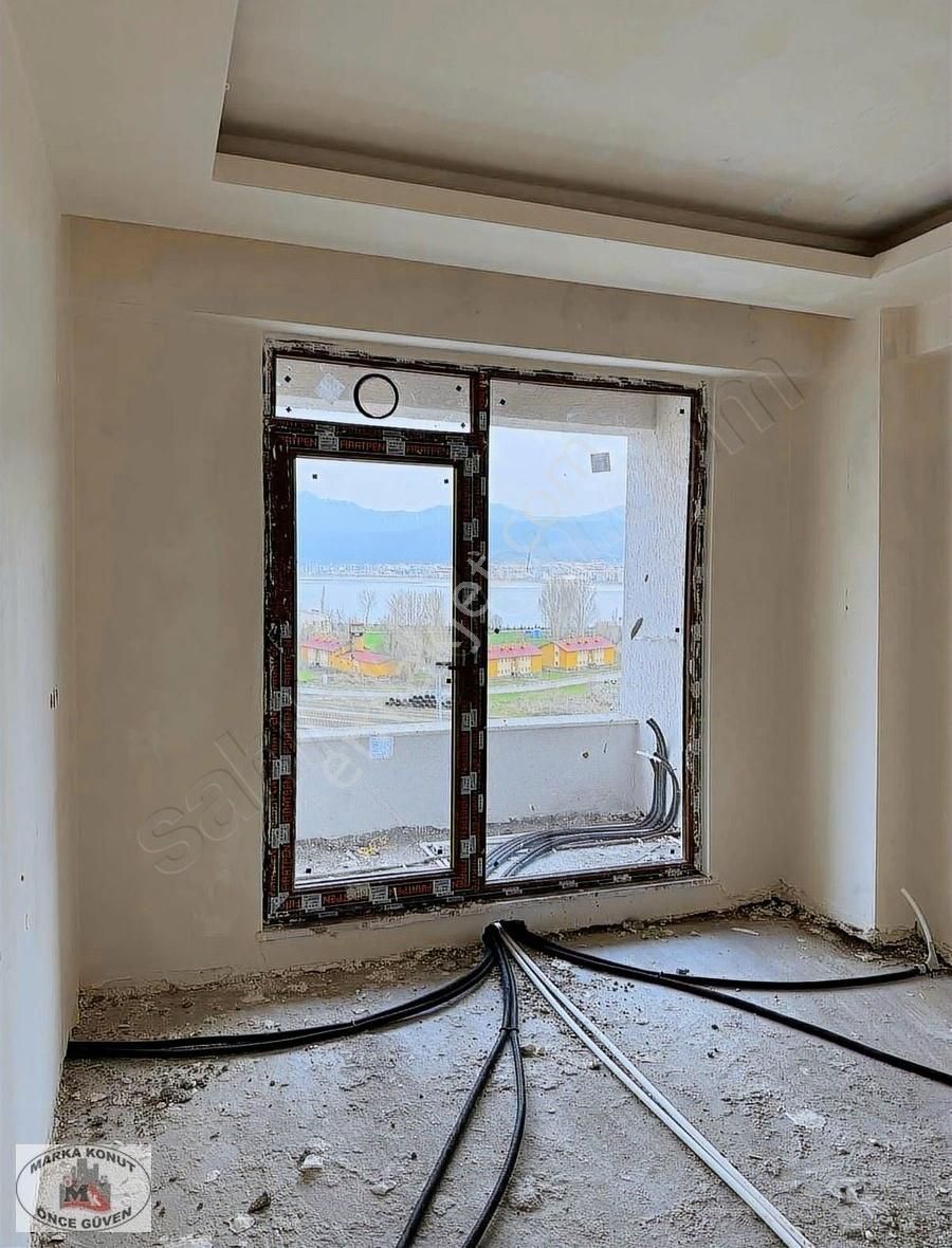 Satılık 1+1 Sıfır Full Göl Manzaralı Arakatta Balkonlu Daire