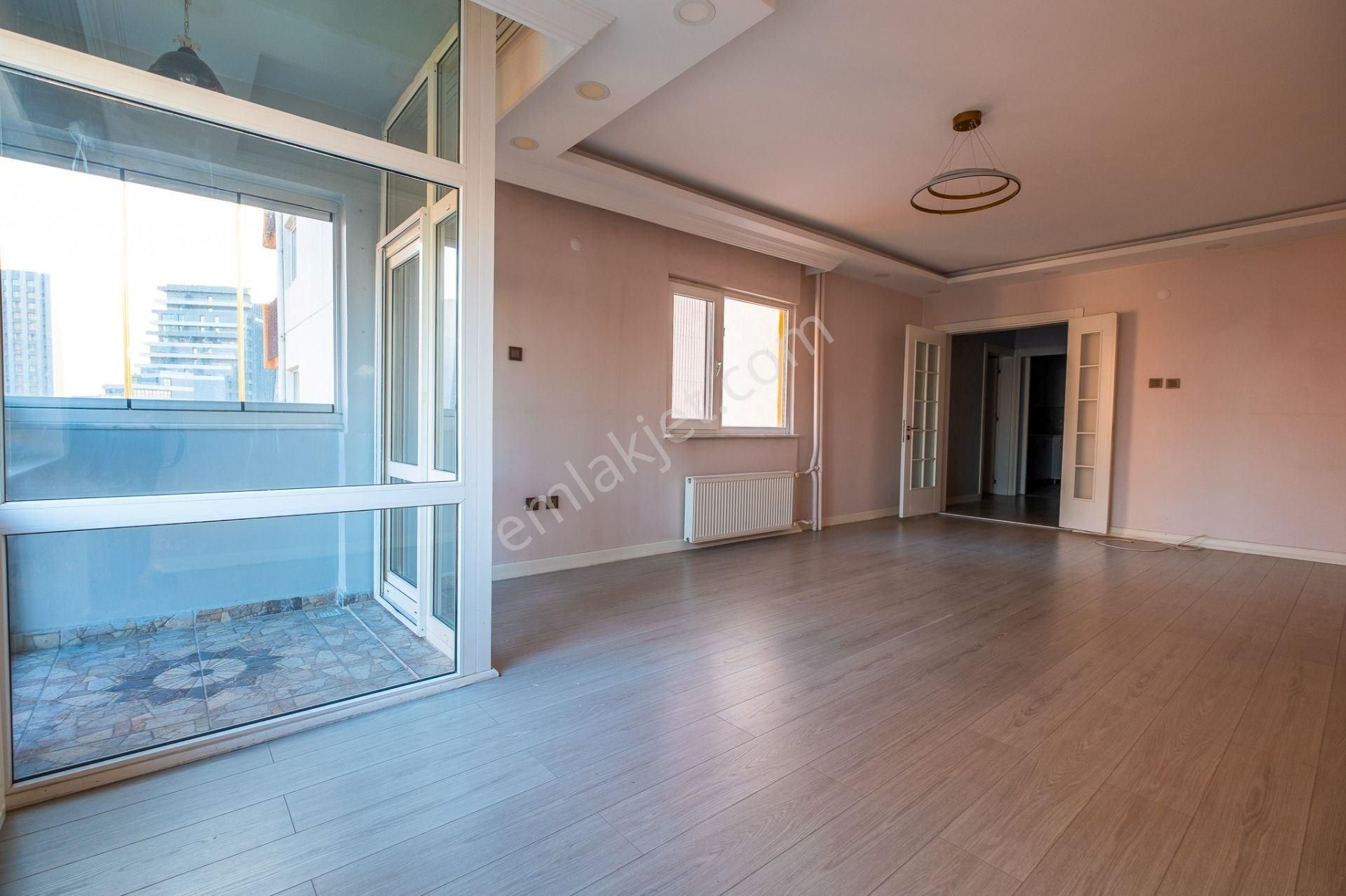 Ataköy 5.kısım 'da Tadilatlı 3+1 Satılık Daire