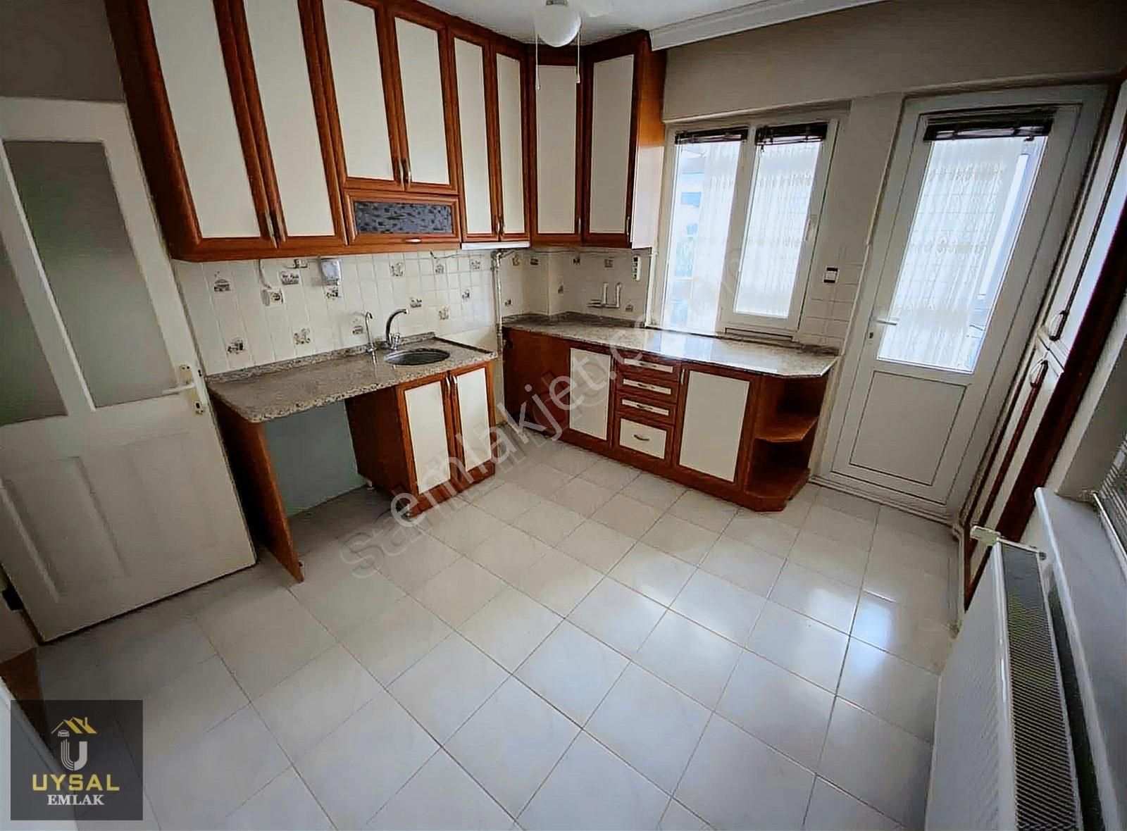 Uysal Emlak'tan Üniversiteye Ve Kafelere Yakın 2+1 110m2 Daire