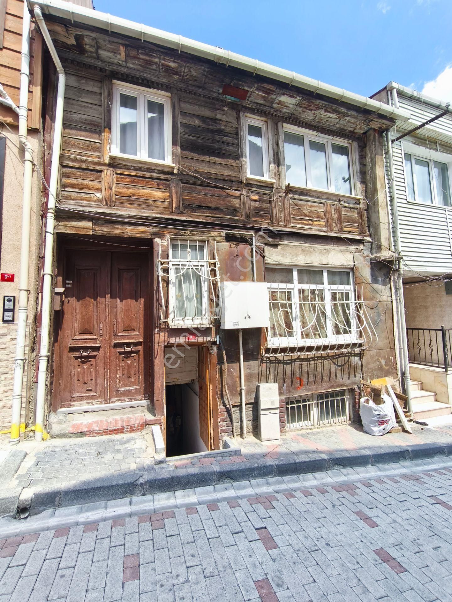Eyüp Nişancı Ahşap Evde 1+1 / 50m2 / D.gaz Sobalı / Bahçeli / Yarı Bodrum Daire