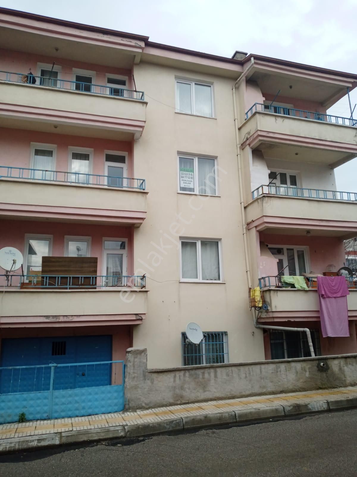 Çorum Pehlivan Emlaktan Ulukavak Mah Özrahman Camisi Yanında Satılık Komple 3 Katlı Bina