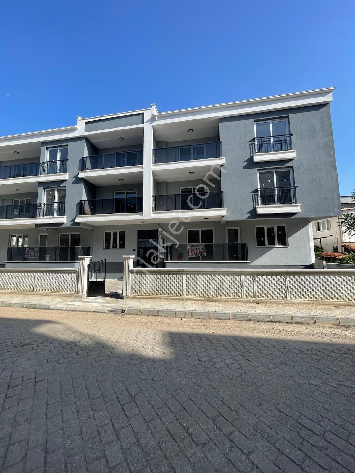 Konut Emlaktan Şehir Merkezinde Satılık Sıfır Yerden Isıtma 3+1 Daireler