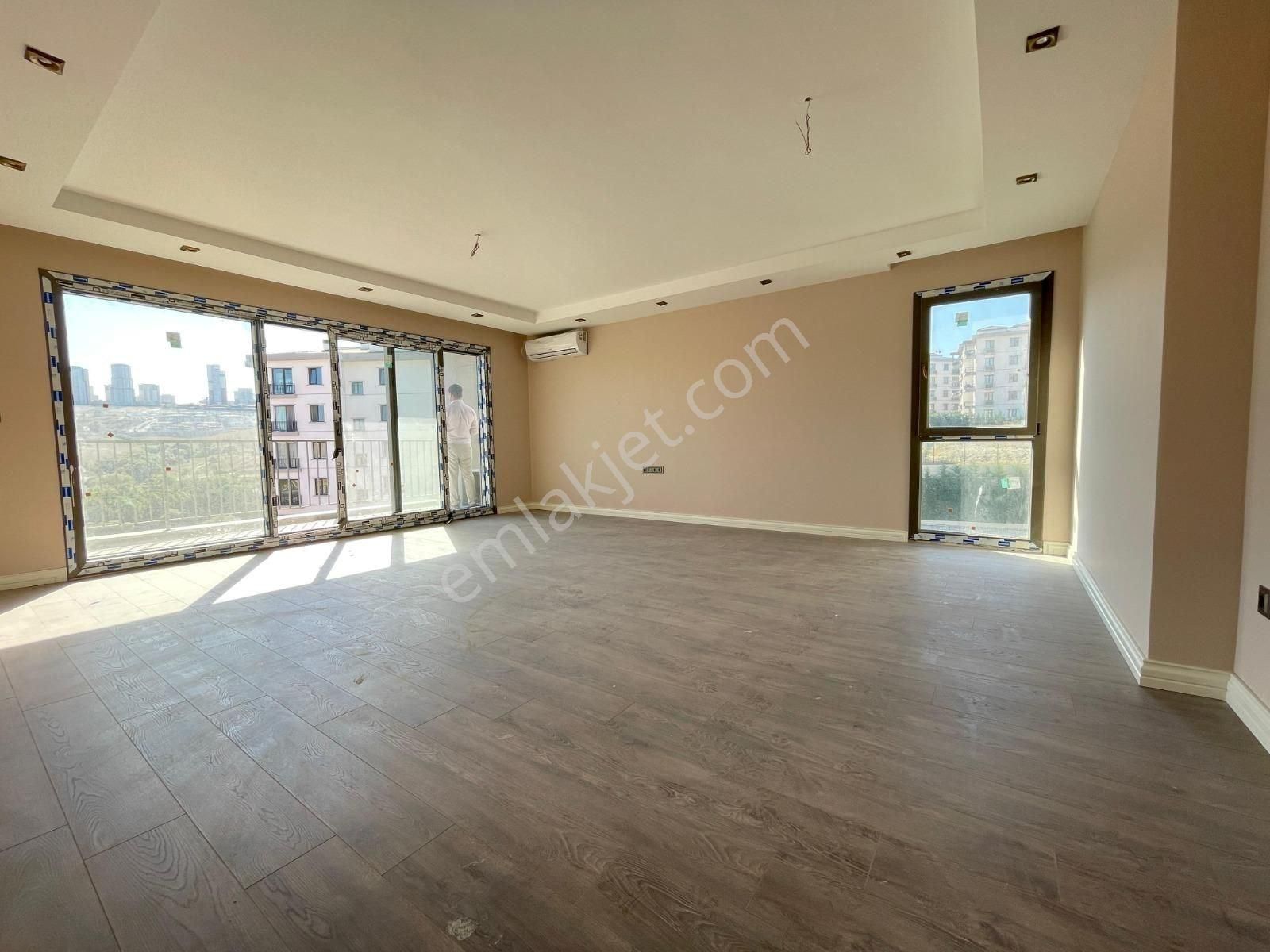 Bahçeşehir 1. Kısımda Satılık Balkonlu 4+1 Daire