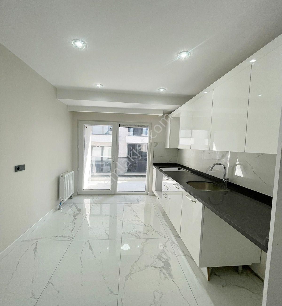 Avcılar Merkezde Sıfır 3+1 Metrobüse Çok Yakın Konumda Ara Kat