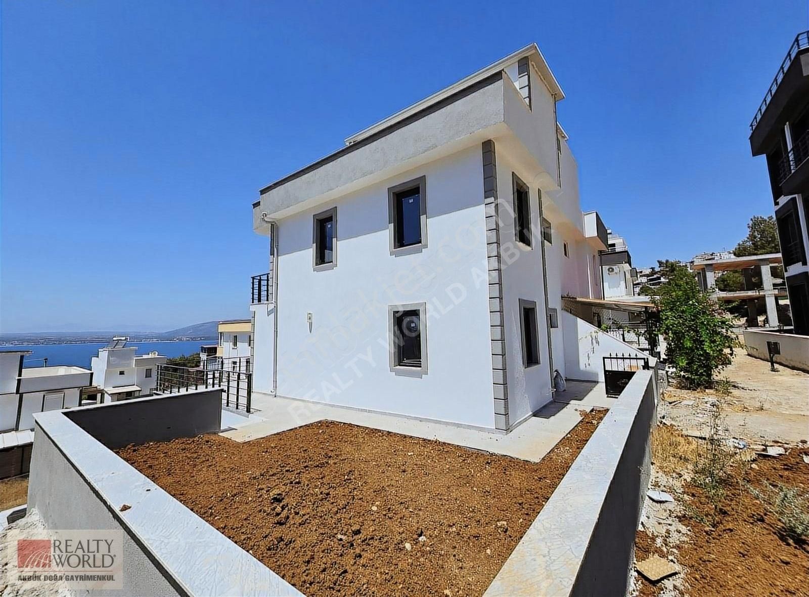 Didim Akbük'de Ful Deniz Manzaralı Bahçeli Acil Satılık Villa