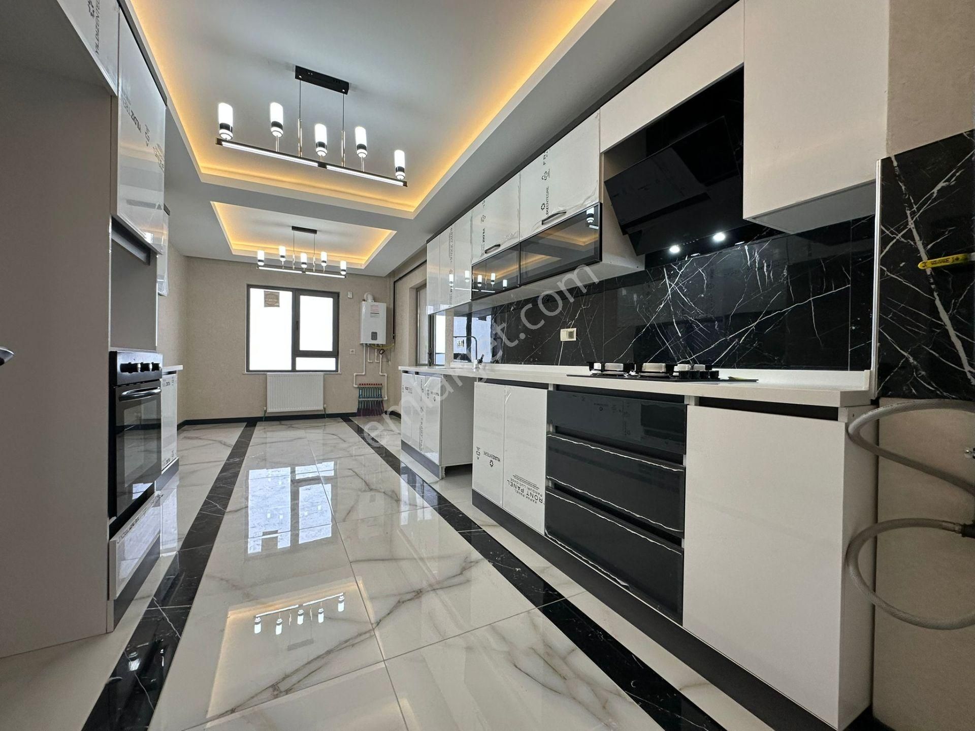 Pursaklar Mehmet Zengin Emlak'tan Kapalı Otoparklı Lüks Sitede 12.kat 4+1 Ful Yapılı Daire