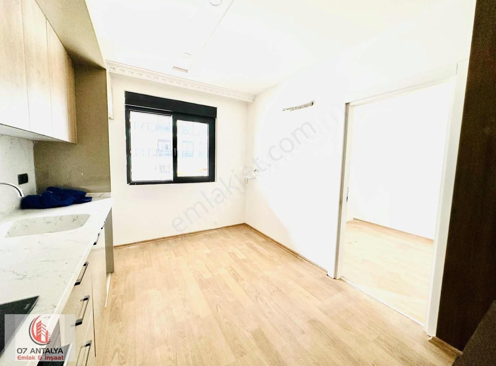 Denize Adım Mesafede. Havuzlu K.otoparklı. Sıfır