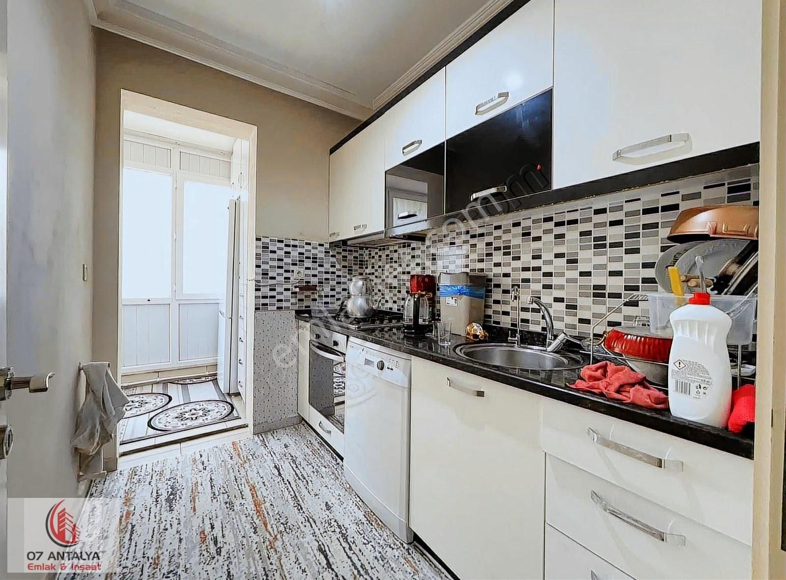 Kızıltoprakta Geniş Masrafsız 100m2 Cadde Yakını 2+1 Y.giriş
