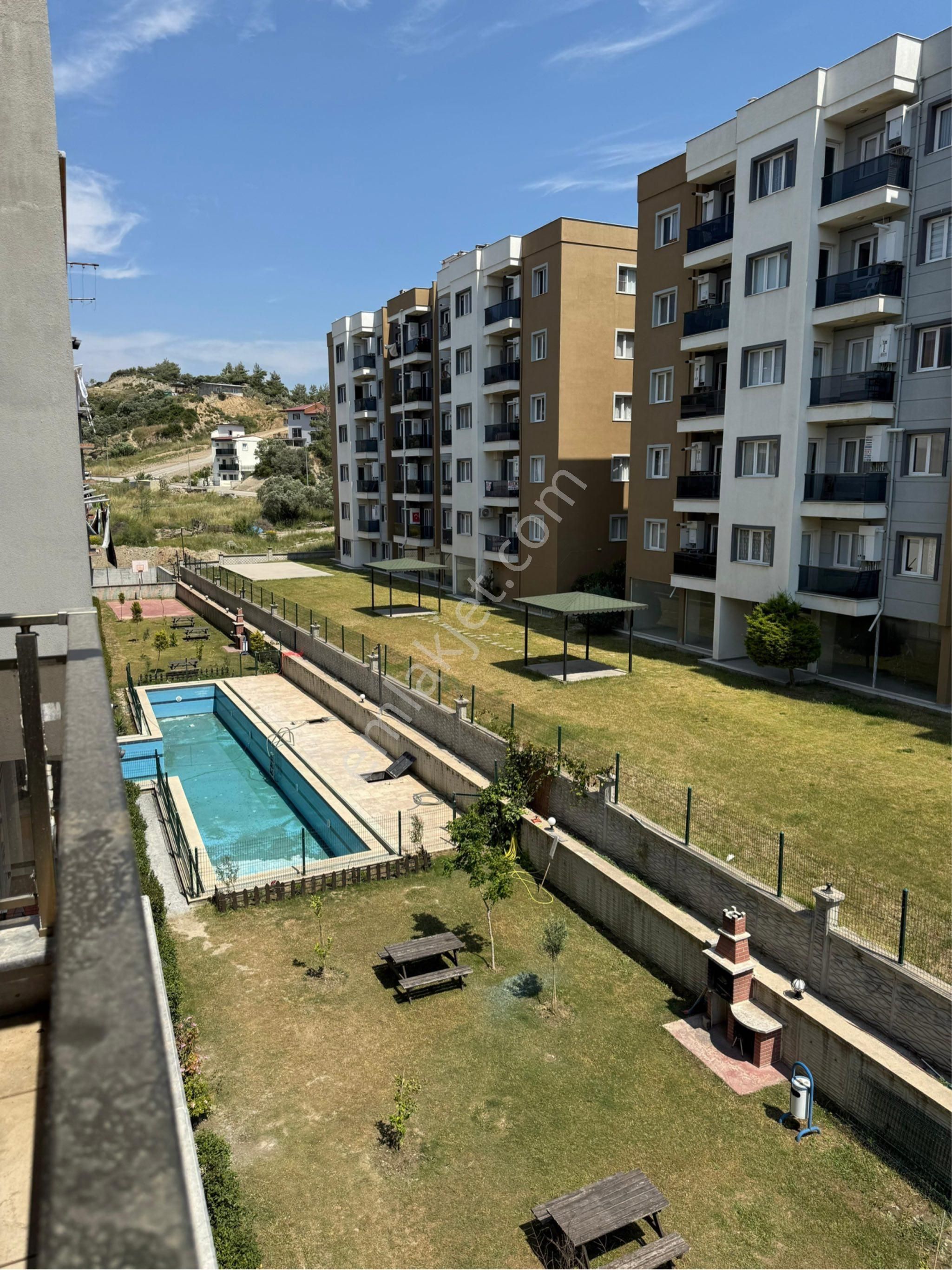 Yenikent Mahallesi’nin En Gözde Sitesi İkon Bahçe’de Fırsat Satılık 1+1 Daire
