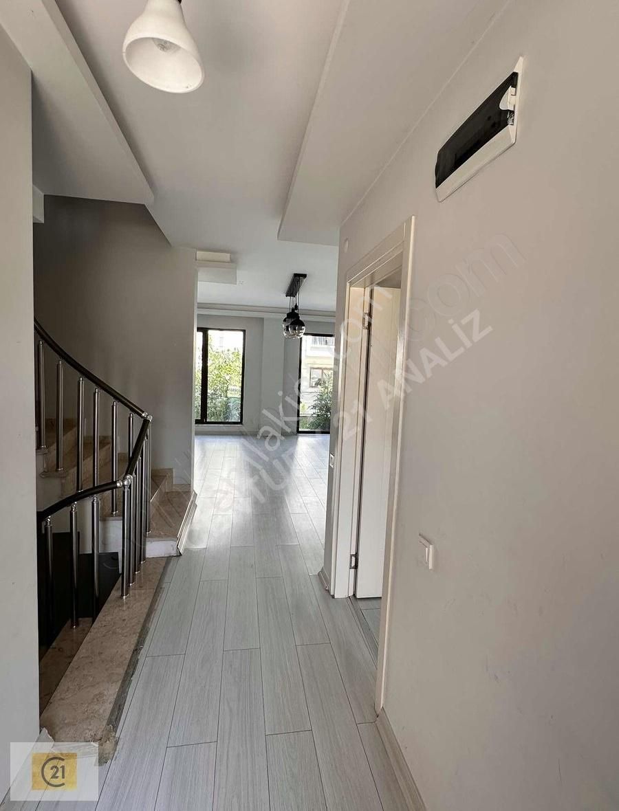 Site İçinde Havuzlu Bahçeli Villa