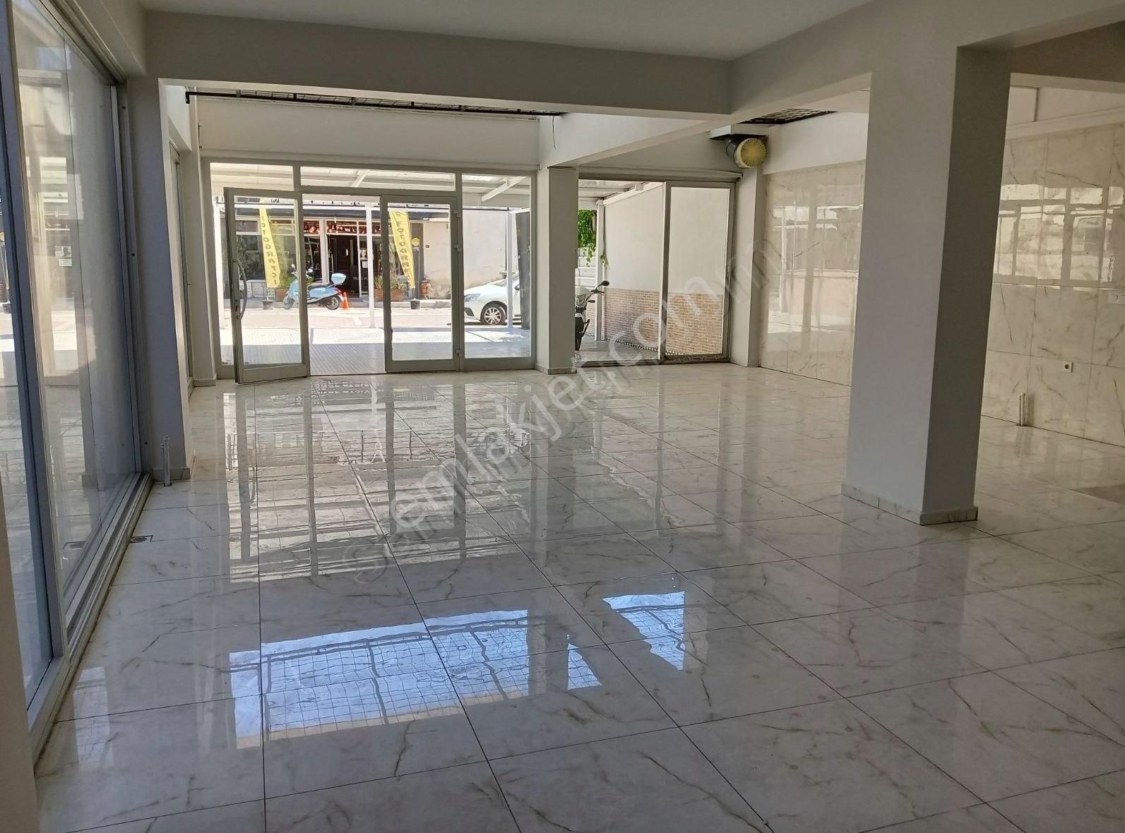 Ulukent Kasaplar Caddesi'nde 3 Katlı Dükkan