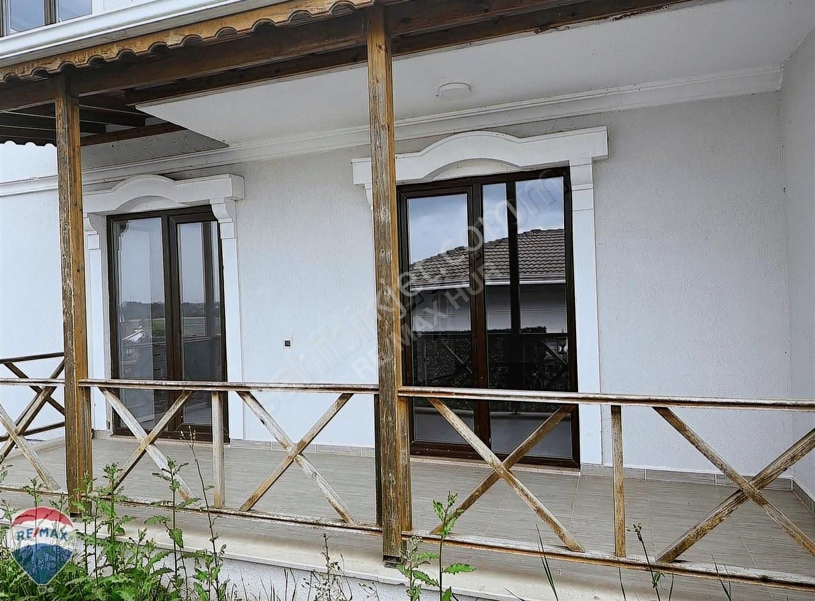 Remax İlke'den İnci Villaların'da 3+1 Bahçeli Kiralık Villa