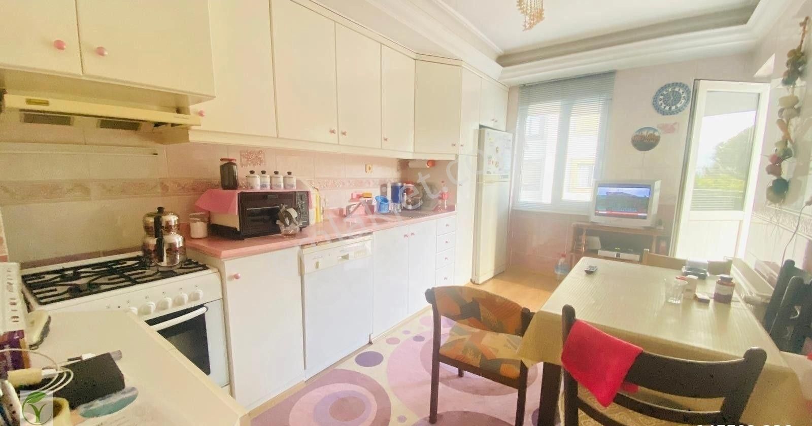 Zümrütevlerde Satılık 3+1 Site İçersinde Geniş Daire