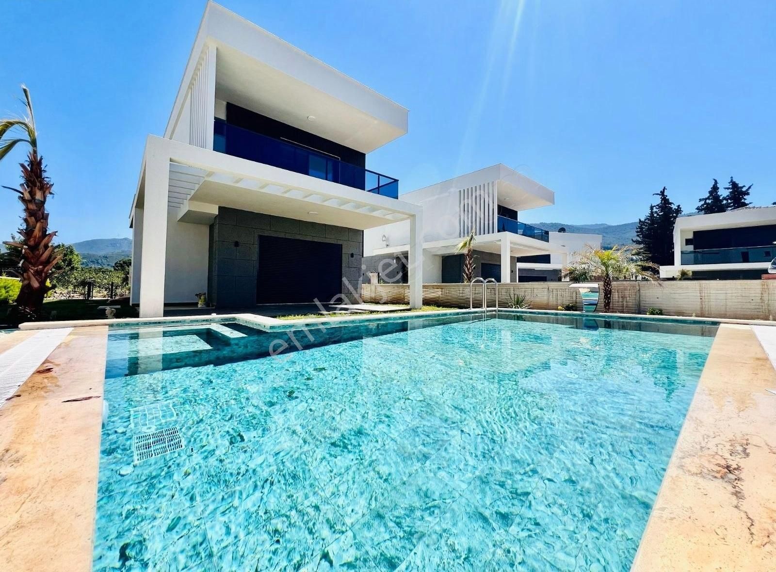 Kuşadası Davutlarda Özel Havuzlu 4+1 Tek Müstakil Sıfır Villa.