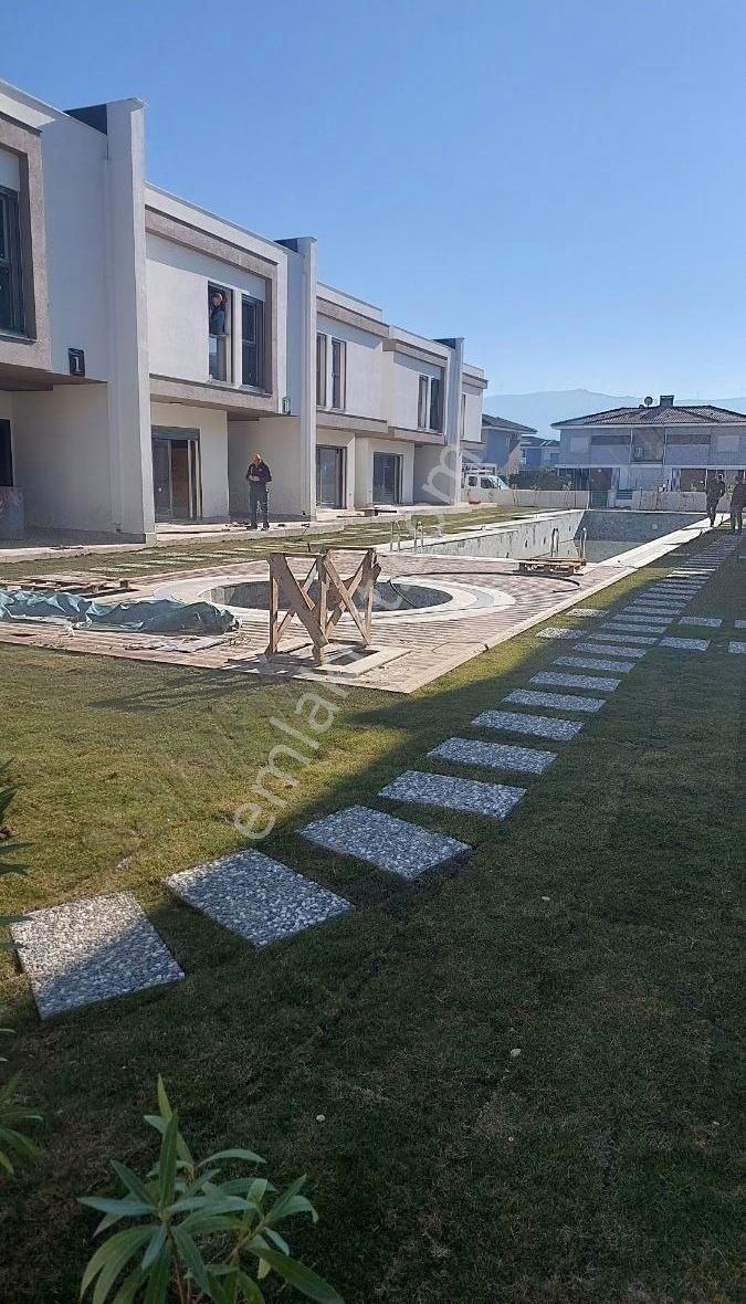 Kuşadası Sahil Sitelerinde Havuzlu Yerden Isıtmalı 3+1 Lüx Villa