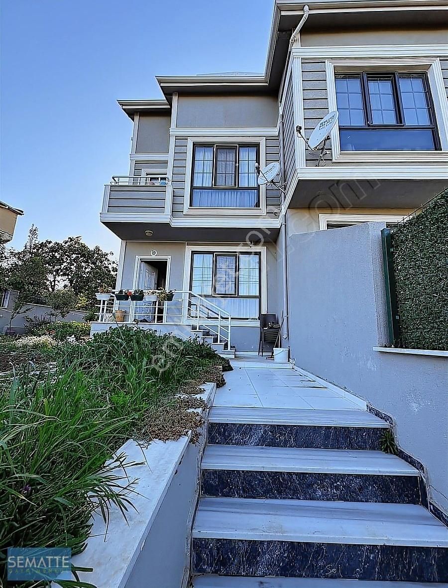 Marmara Ereğlisi'nde Deniz Manzaralı Triplex Villa