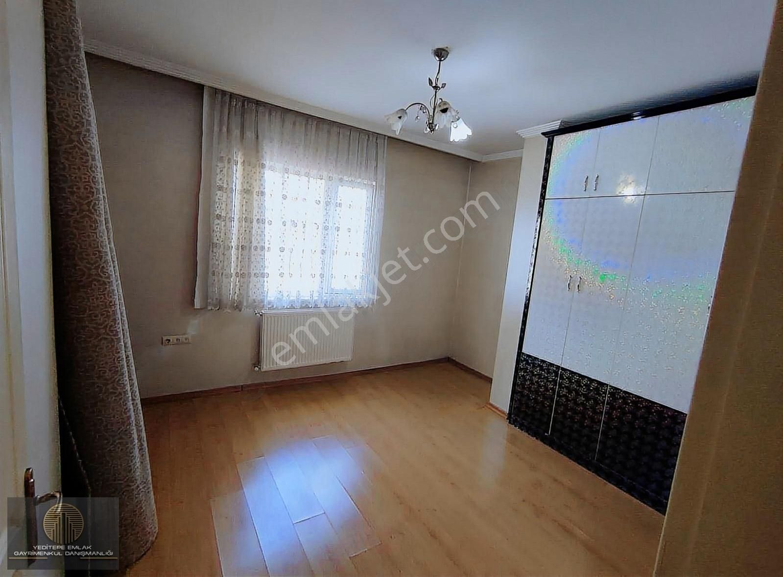Yeditepe Emlak'tan Cadde Üstü Site İçinde 2+1!