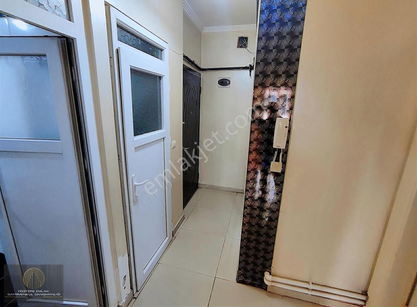 Yeditepe Emlak'tan Cadde Üstü Site İçinde 2+1!