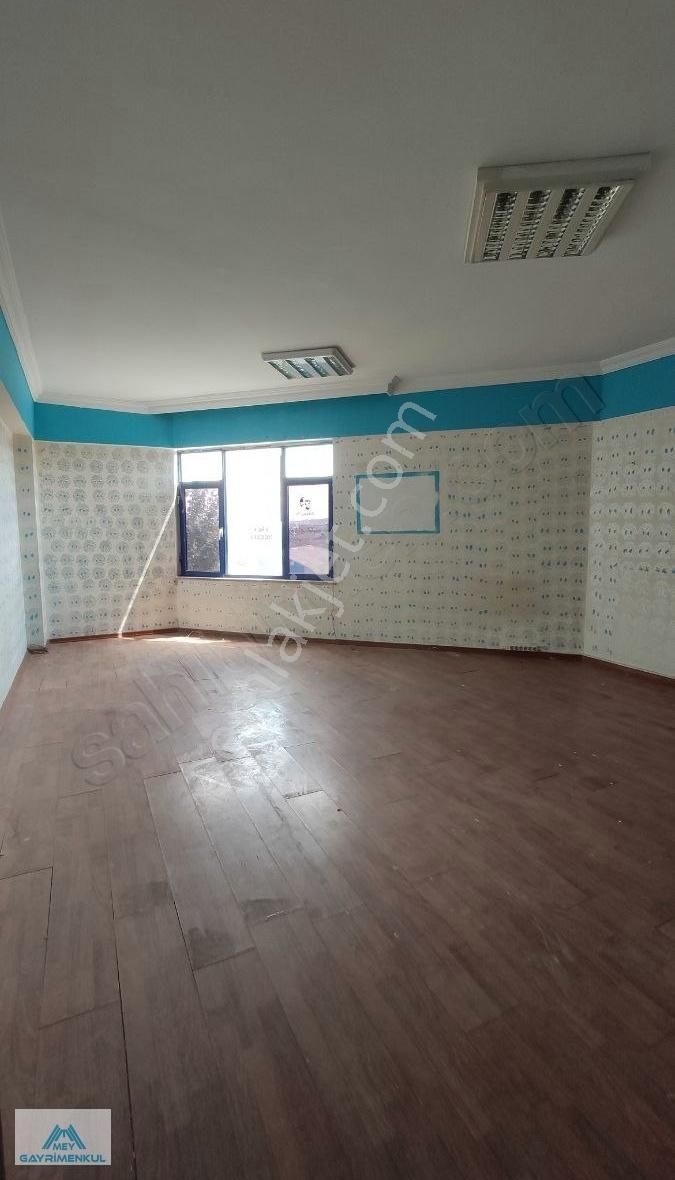Sarıgazi Meydanda İş Hanı İçerisinde İki Ayrı Bölüm