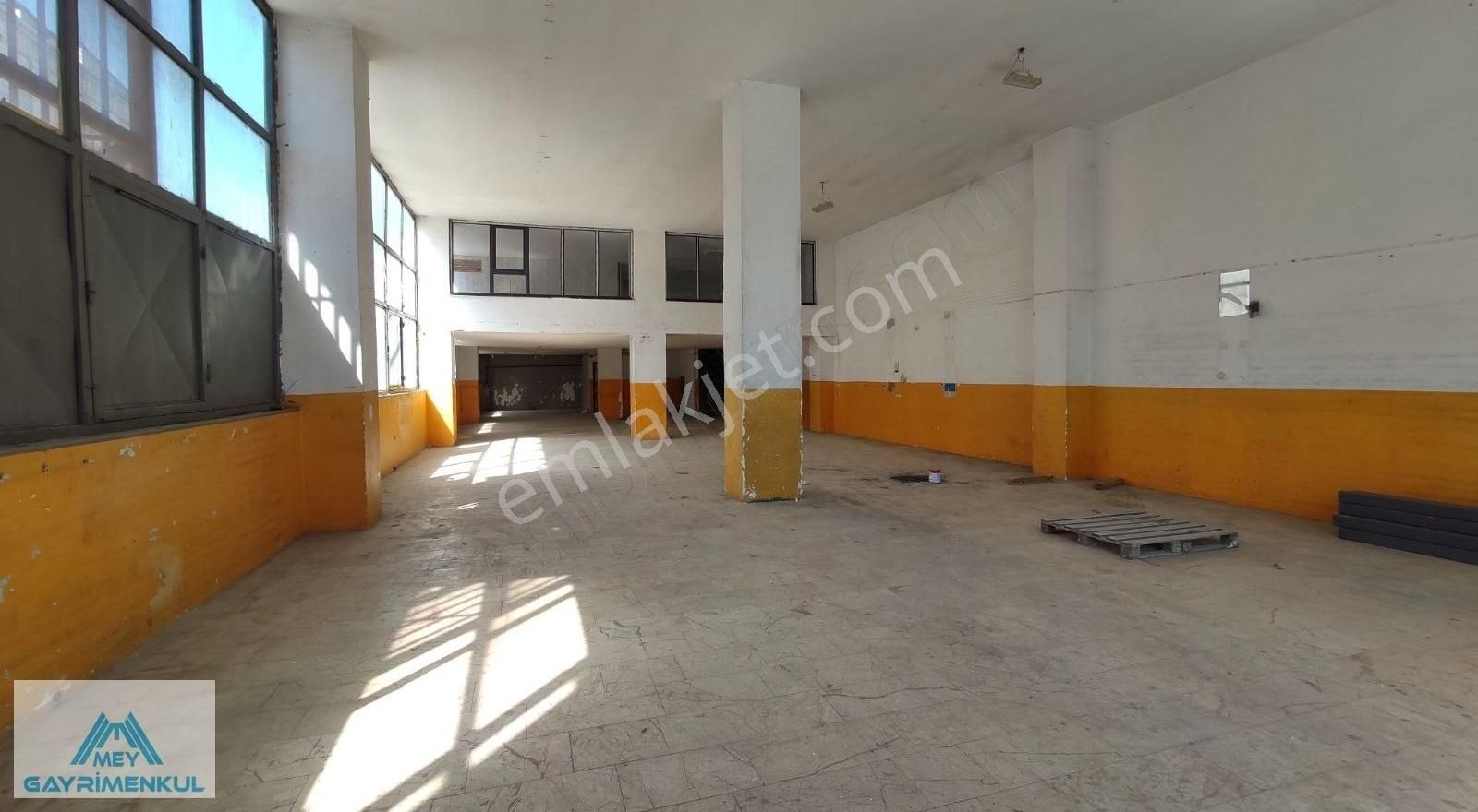 Demokrasi Caddesi Üzeri 450 M2 Kiralık Dükkan