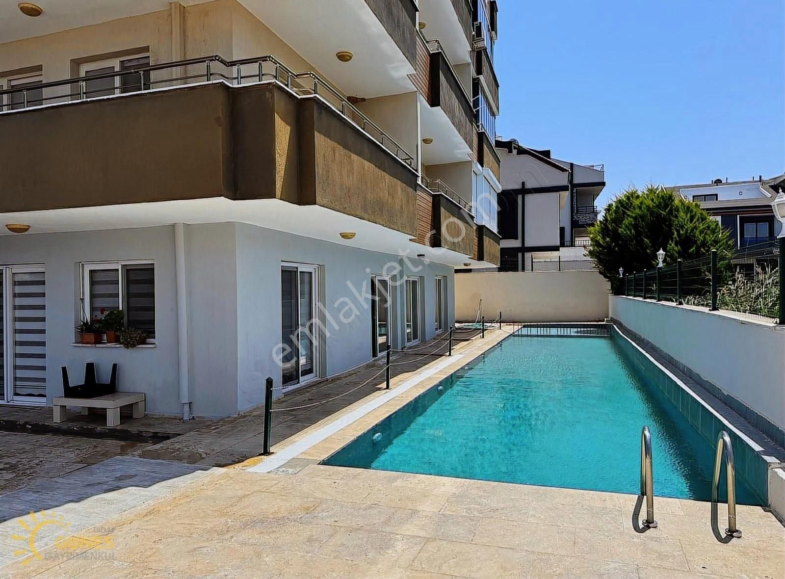 Havuzlu Asansörlü Sitede Geniş Balkonlu Satılık 2+1 Köşe Daire