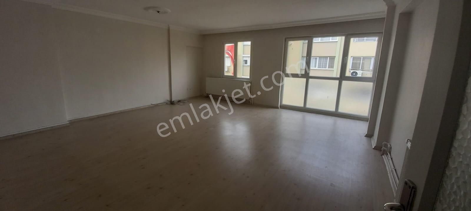 Bornova Merkez Meydanda 3+1 Köşe Daire
