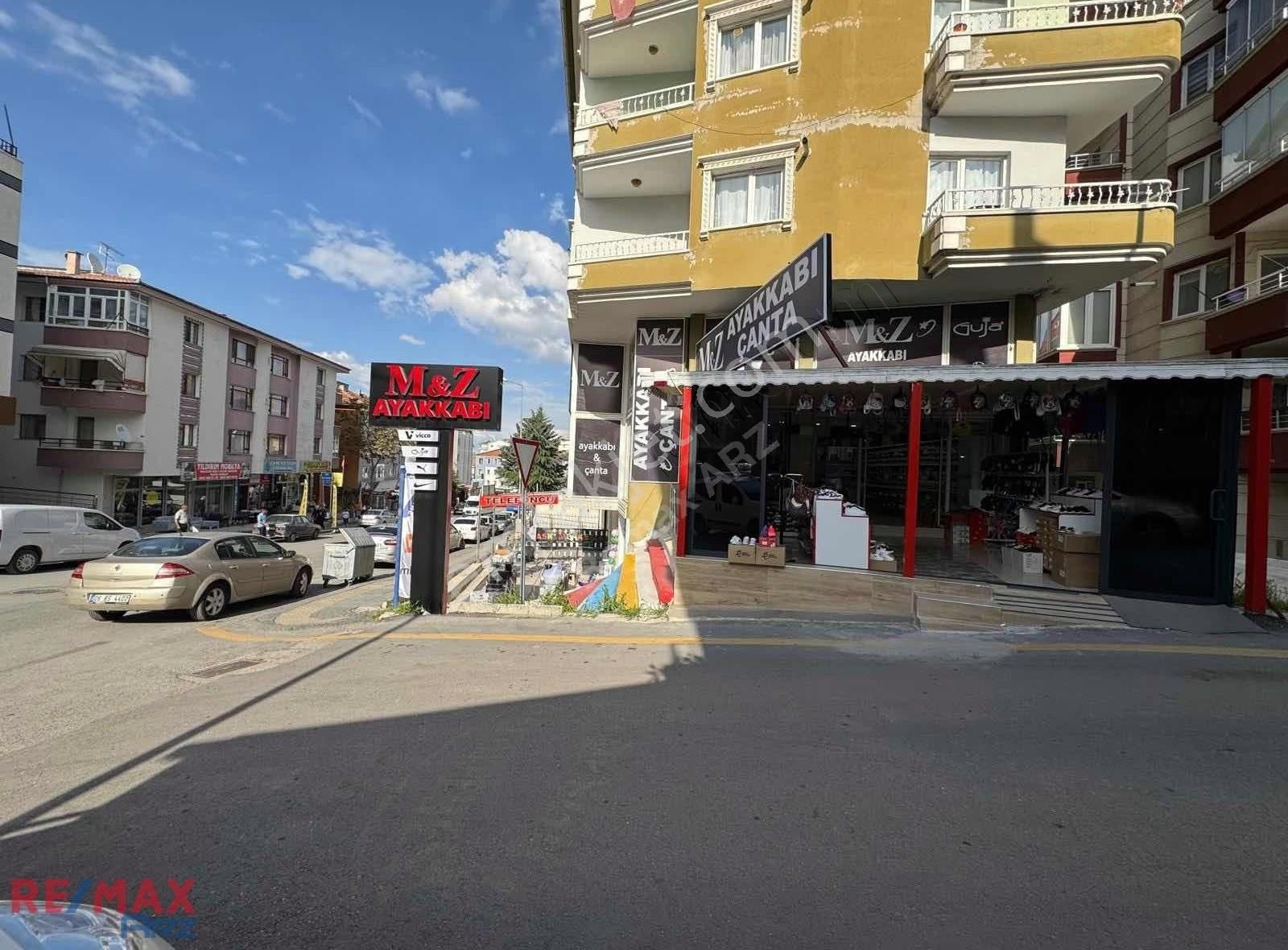 Şehit Hasan Öztürk Caddesi'nde Köşe Dükkan