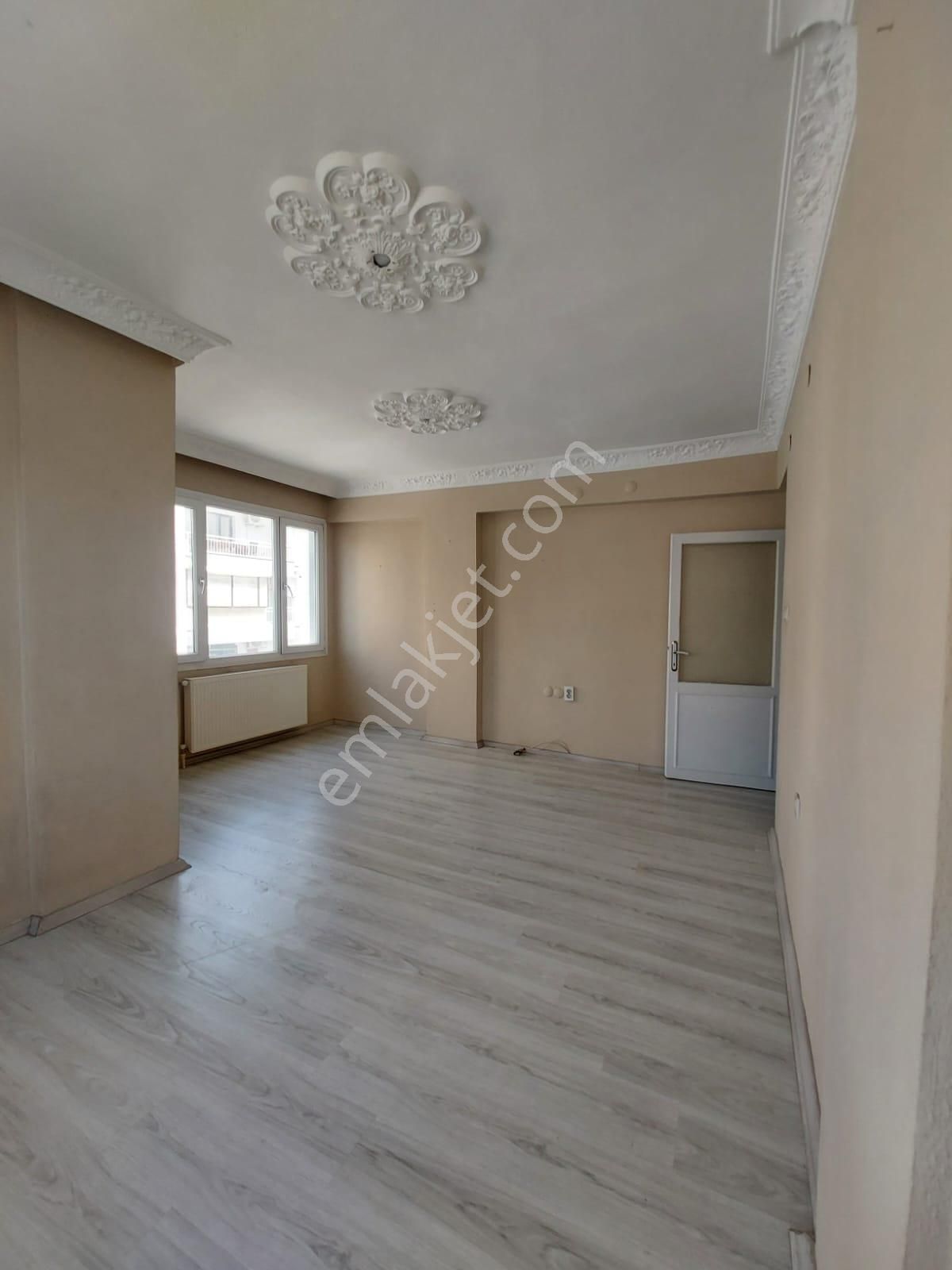 K.yaka Bahçeli Evler De Kiralık 3+1 Daire