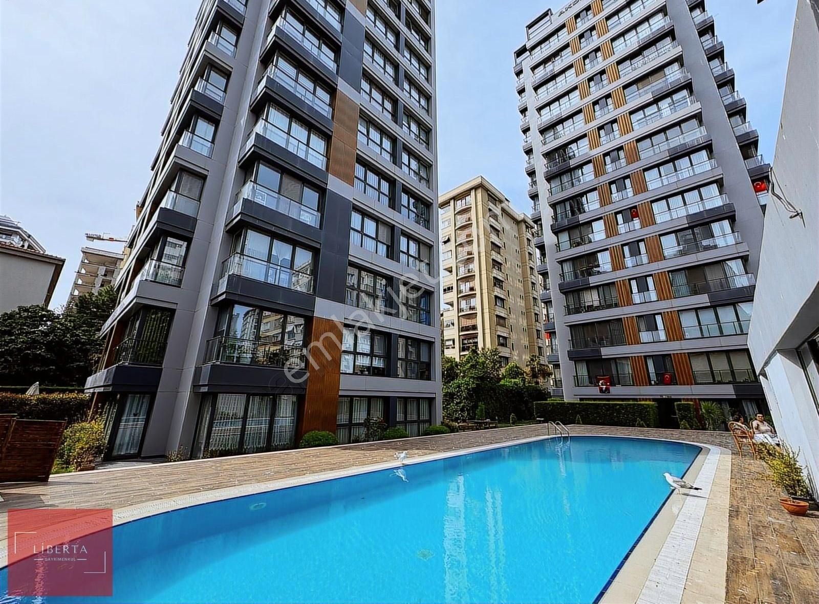 Suadiye'de Bağdat Caddesine Yakın Havuzlu Güvenlikli 135m² 3+1