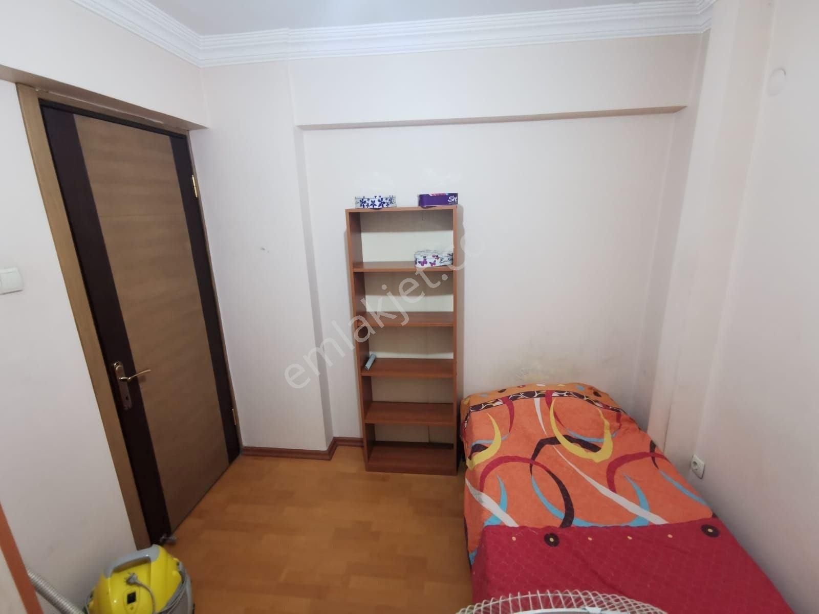 Bornova'nın Tam Merkezinde Doğalgazlı Eşyalı Kiralık 3+1 Daire