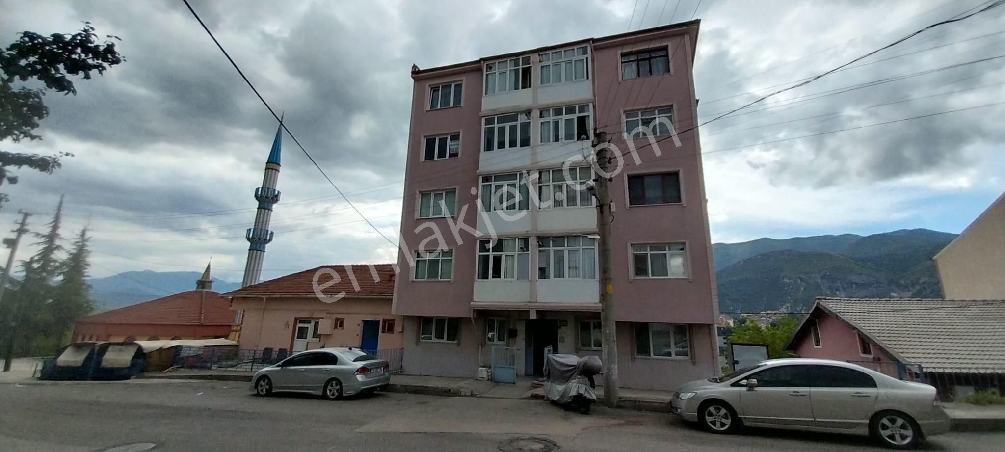 Baştan Emlaktan Karabük İli Merkez İlçesi Yeşil Mahalesinde Acil Satılık 2+1 Daire