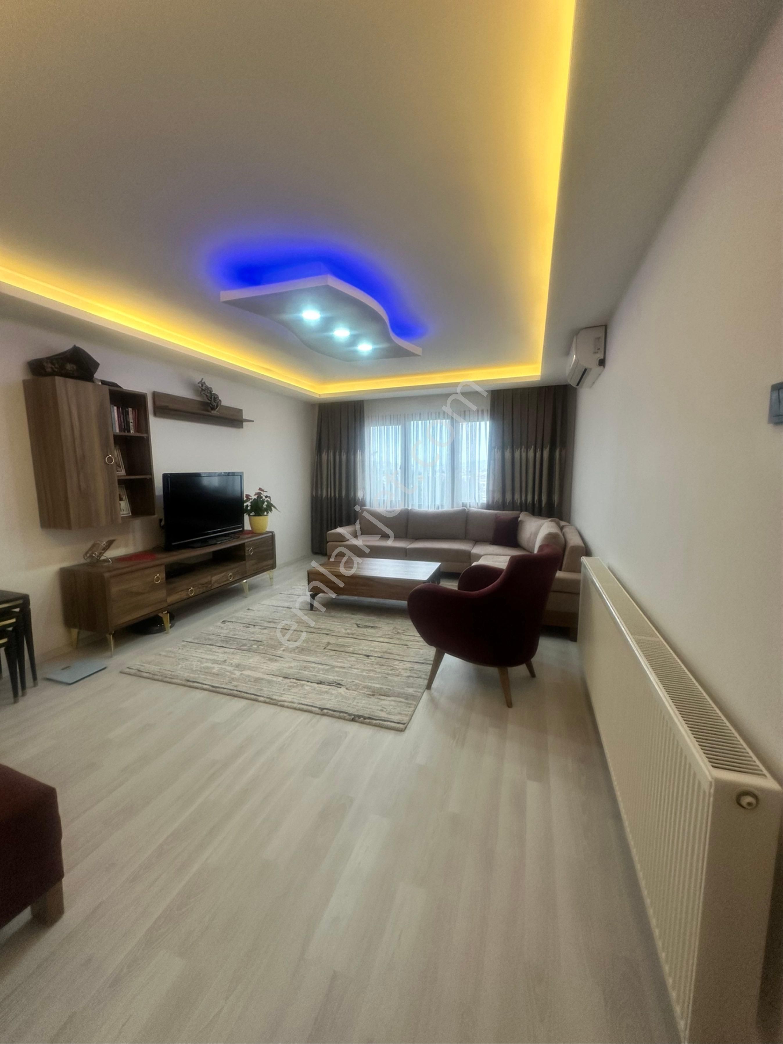 İzmir Zirve’den Şirinyer Cadde Üzeri Satılık İçi Komple Tadilatlı Daire