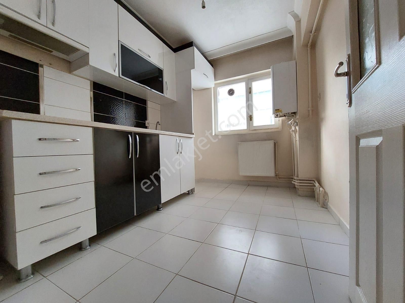 30 Ağustos Mah Satılık Asansörlü 3+1 Giriş Kat Yapılı Balkonlu Daire