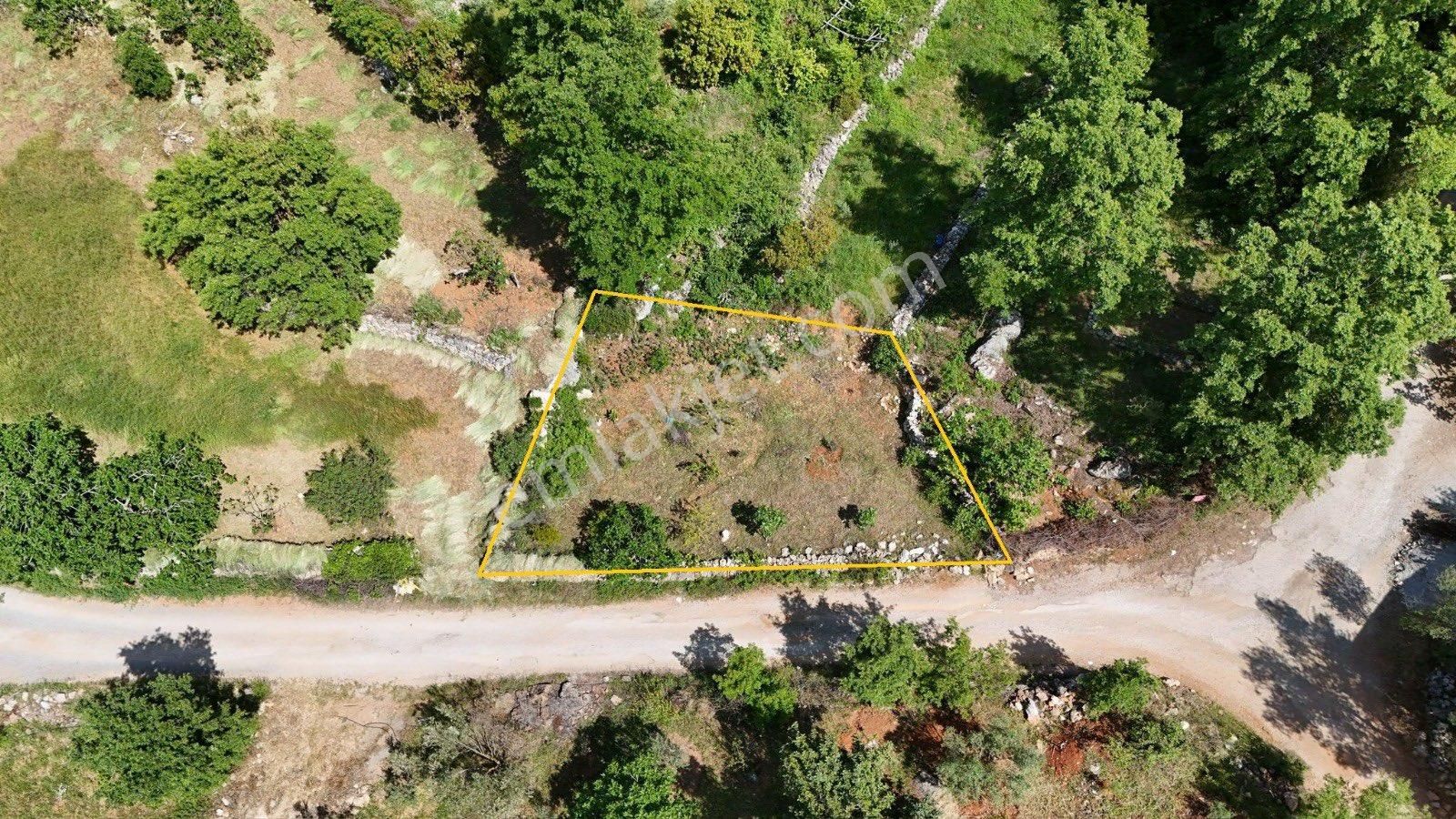 Alanya Karamanlarda Satılık Köy İçi 250 M2 Tarla