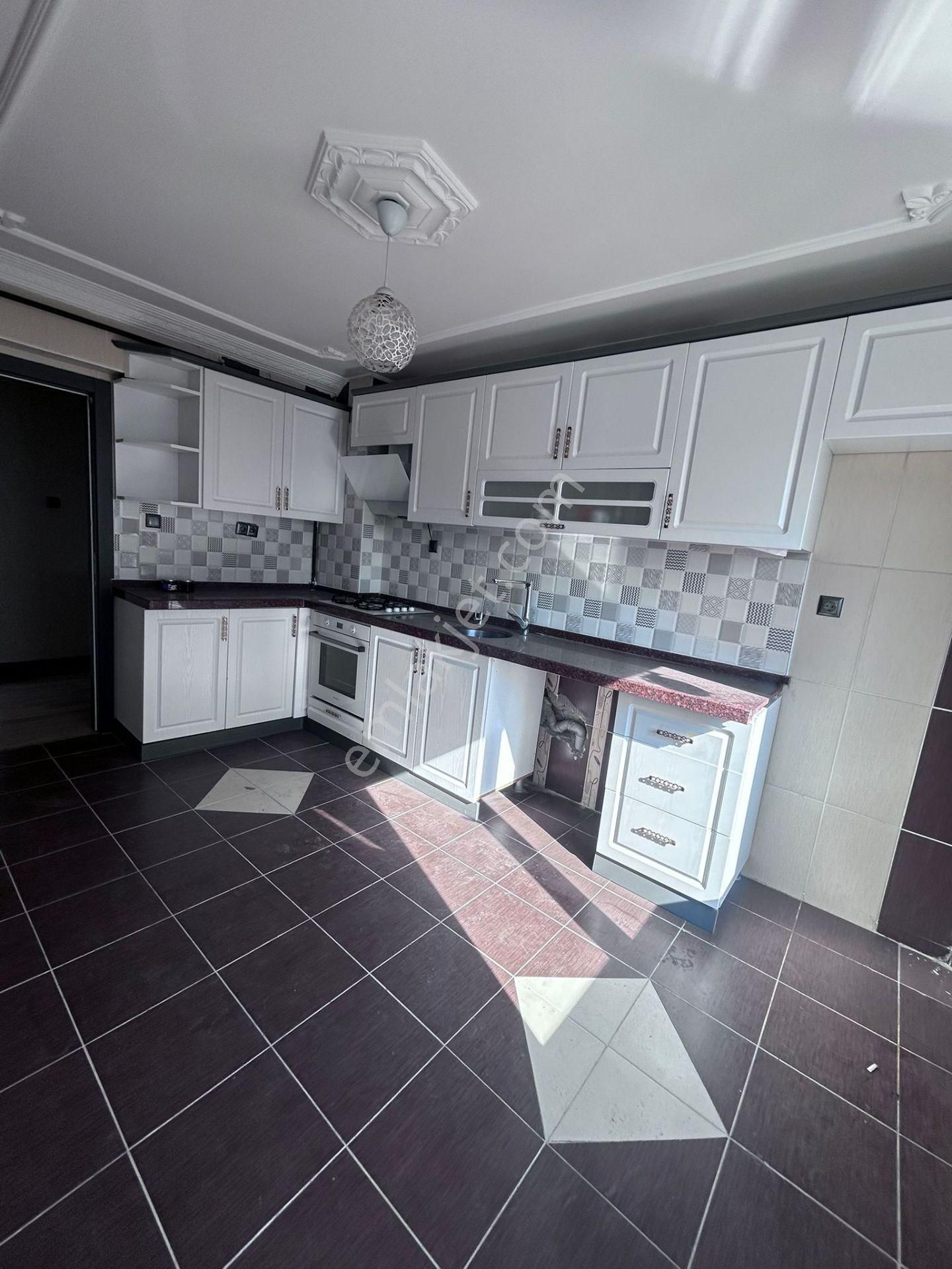Şahintepe'de Cadde Dibi Full Yapılı Ön Cephe Asansörlü 3+1 120m2