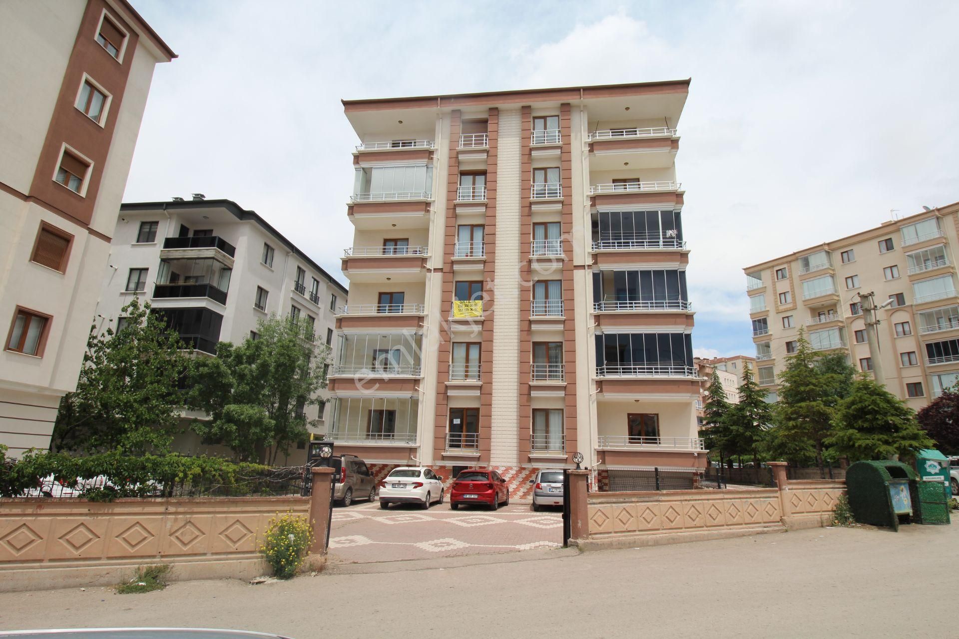 Aksaray Ereğlikapı Mahallesi 40 M Yola Komşu 3+1 Satılık Temiz-geniş Ve Ara Kat Daire