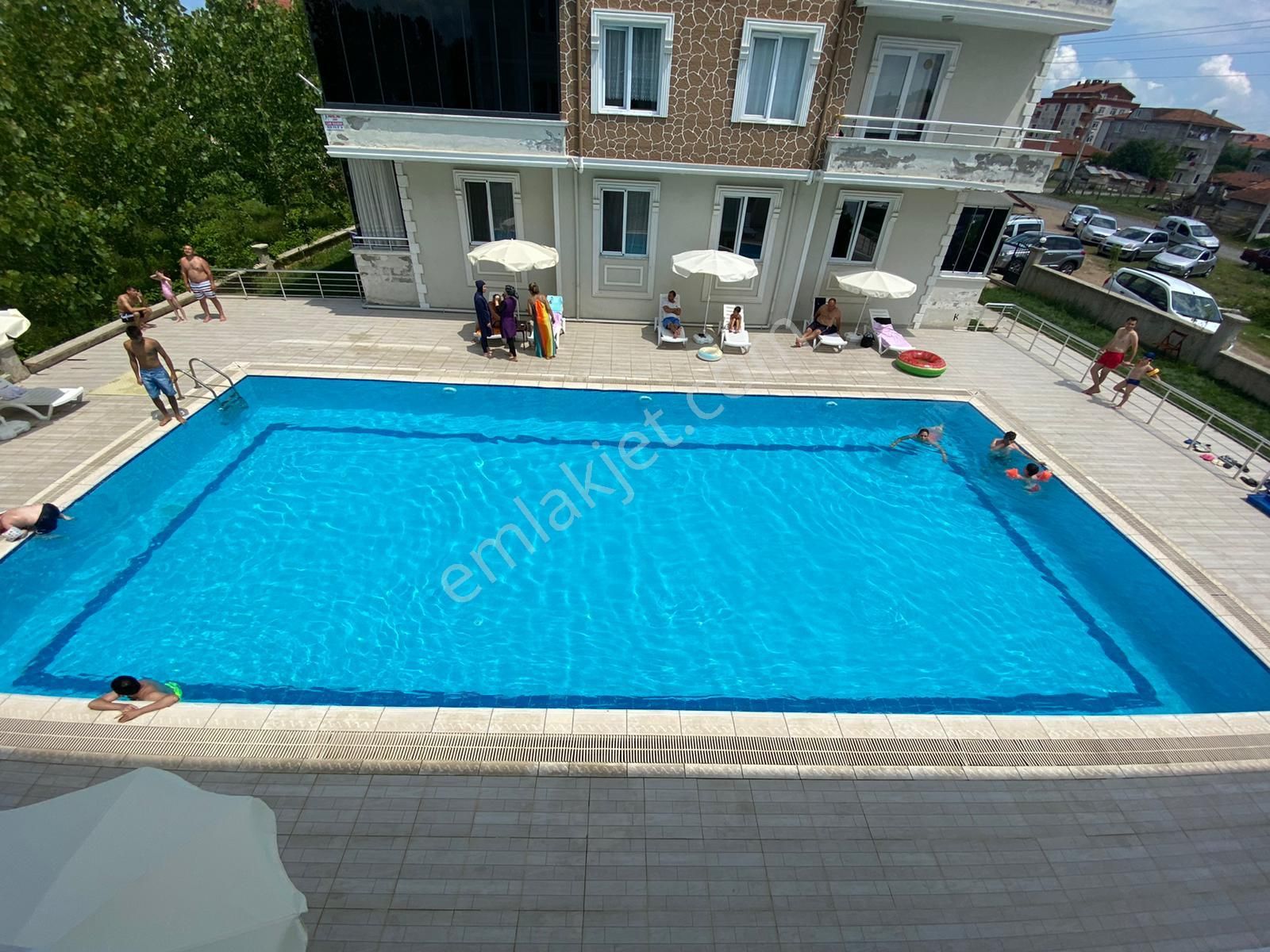Karasu'da Yaz Kış Oturuma Uygun, Havuz Cephe Ara Kat 2+1 Daire !
