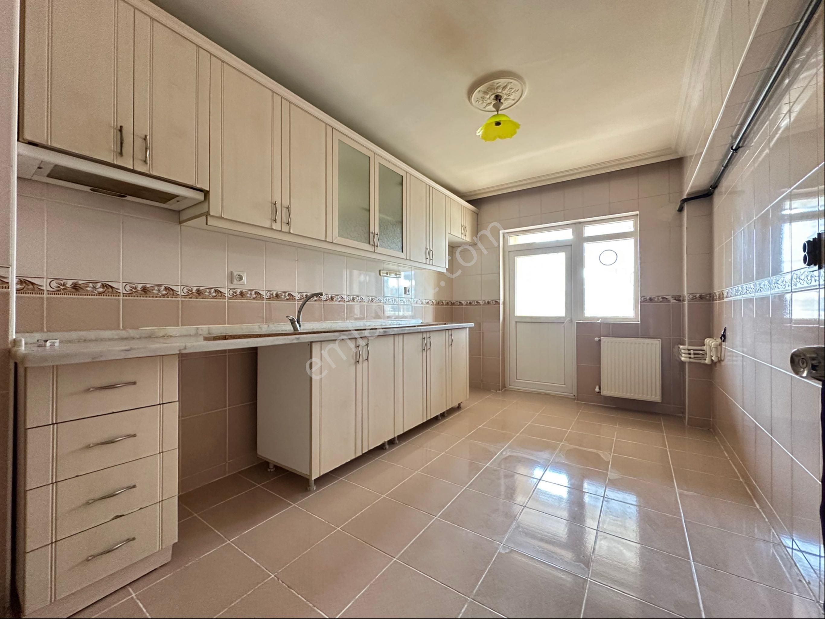 Bulvardaki Anka Gross Yakını 3+1 135m2 Kilerli 3.kat Yalıtımlı