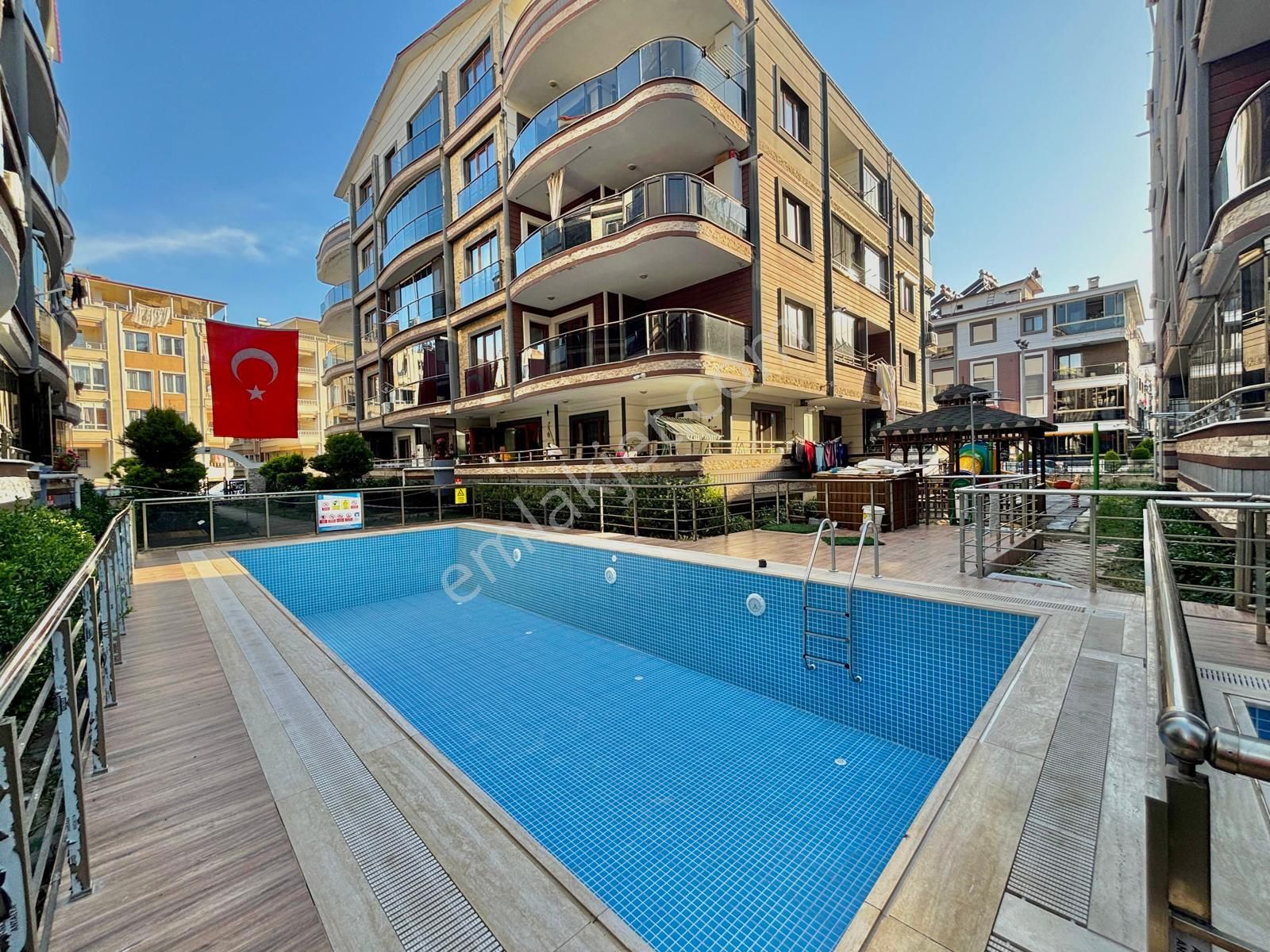 Kumsaldan Altınkumda Full Eşyalı Yüzme Havuzlu_2+1_daire