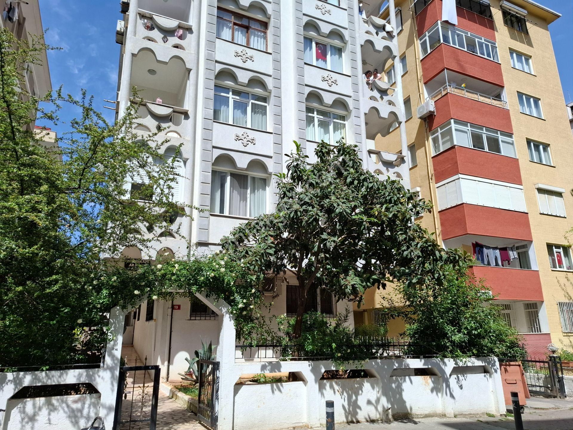 Kadıköy Merdivenköy Şair Arşi Yakını Satılık 3+1 Bakımlı Daire