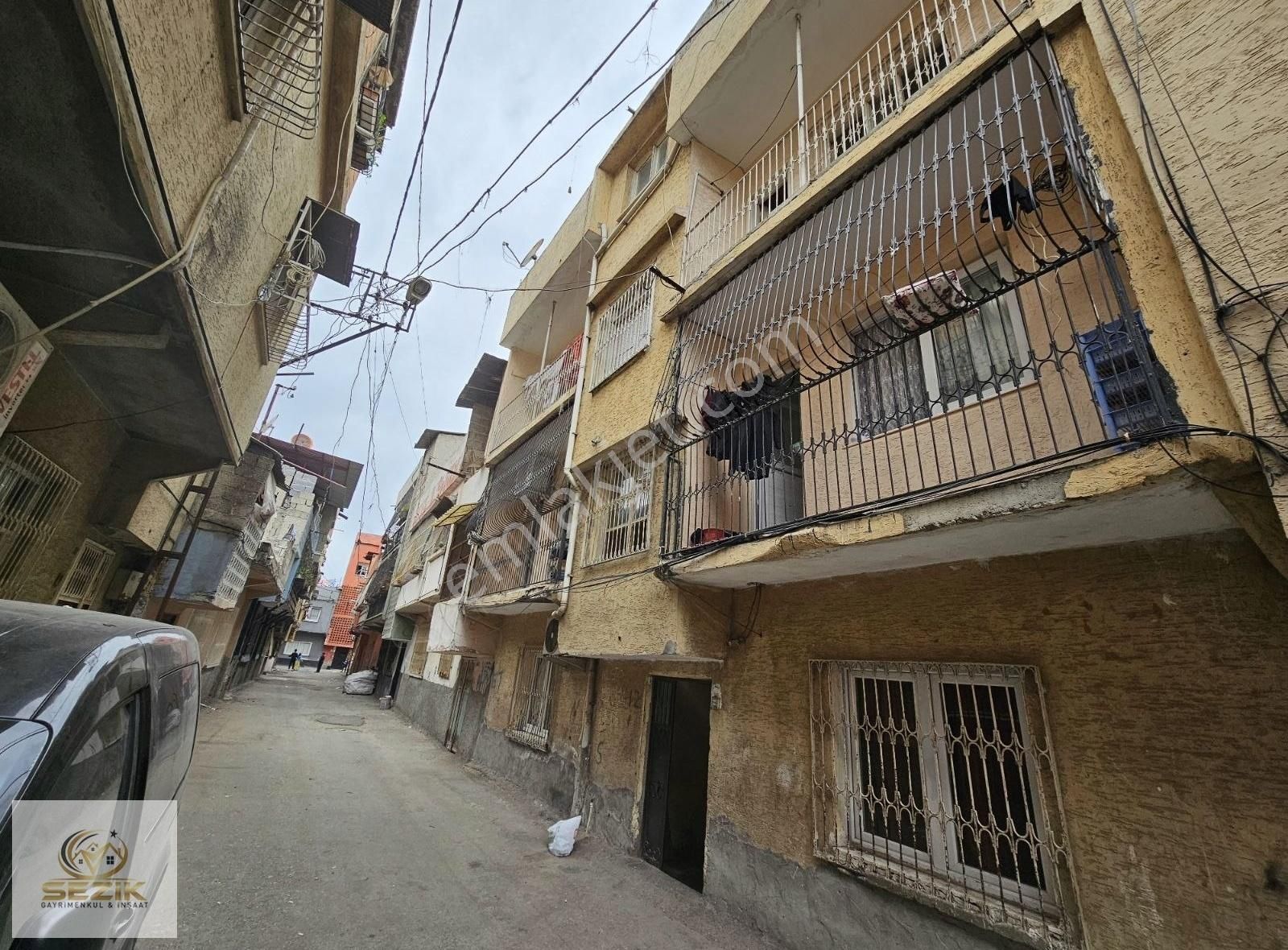 Yenibey Mh Sakarya Orta Okulun Civarı 125 Mt 3 Katlı Müstakil Ev